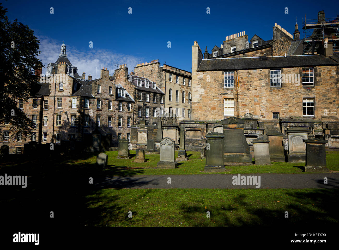 Centro storico di Edimburgo, Scozia Grassmarket area interna Greyfriars Kirkyard graves rivestimento delle pareti Foto Stock