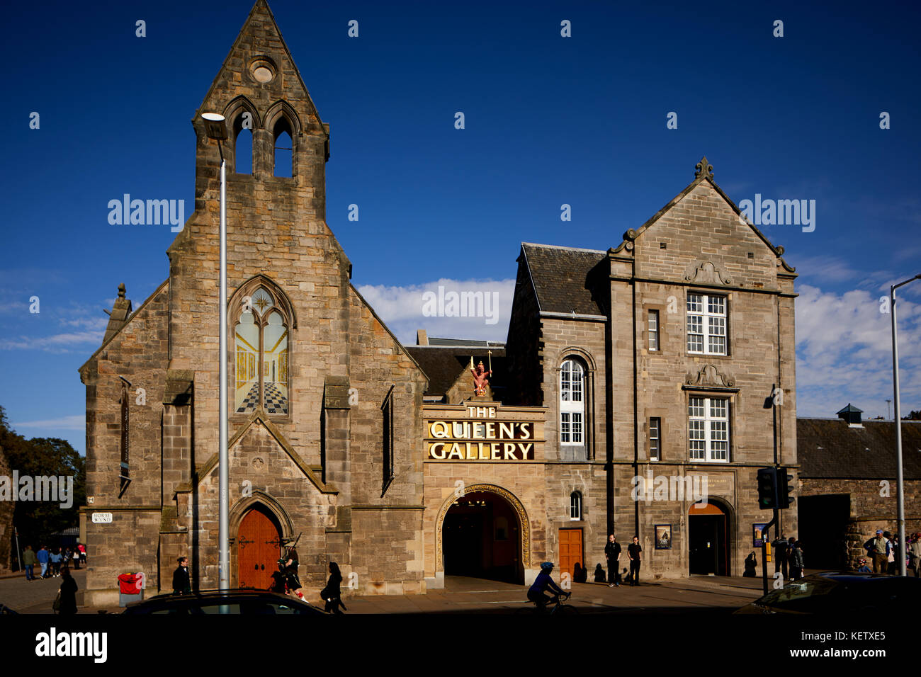 Centro storico di Edimburgo, Scozia , Royal Mile Il Queens Gallery parte del Palazzo di Holyroodhouse complesso costruito originariamente come Holyrood chiesa libera Foto Stock