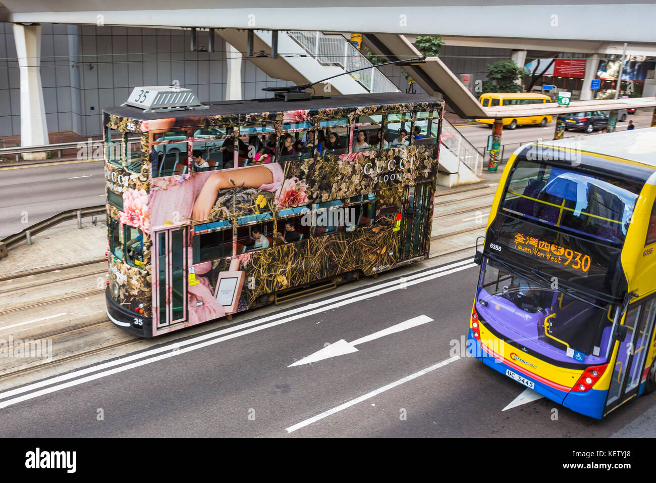 Double-decker tram sulla strada di HK. Hong Kong Tramways è un sistema tramviario di Hong Kong, essendo uno dei primi moduli di trasporto pubblico in metropolitana Foto Stock