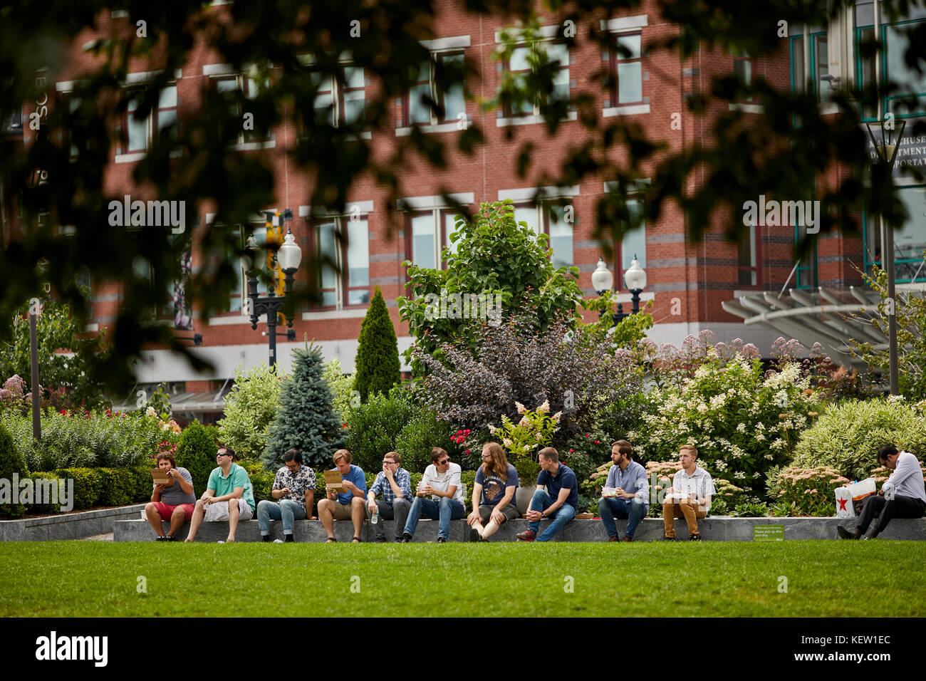 Boston Massachusetts New England America del Nord STATI UNITI D'AMERICA, ufficio lavoratori prendere una pausa con estremità nord Park, greenway Foto Stock