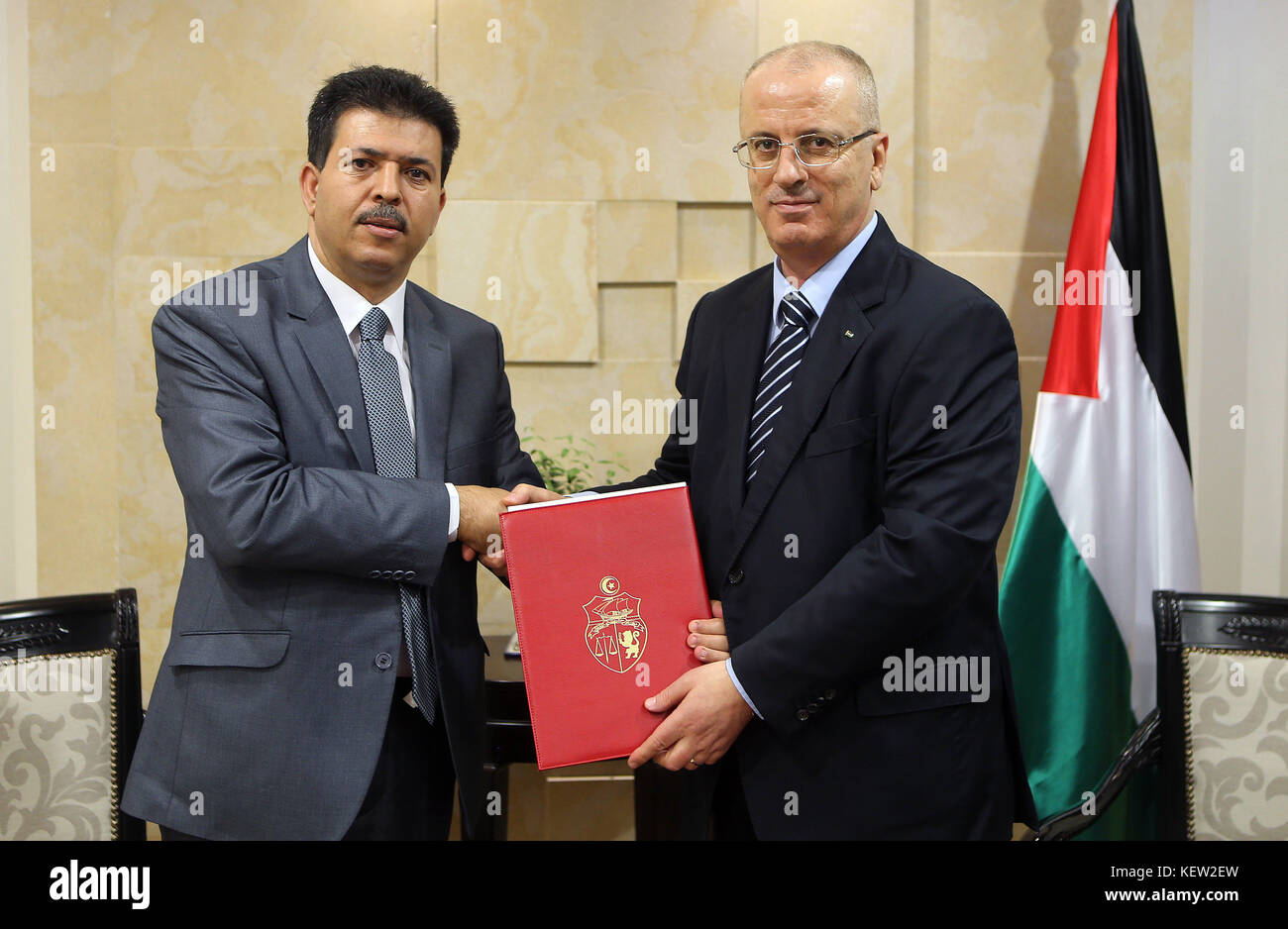 Ramallah, Cisgiordania, territorio palestinese. 23 Ott 2017. Il 23 ottobre 2017 il primo Ministro palestinese rami Hamdallah incontra l'Ambasciatore tunisino in Palestina Habib ben Farah, nella città di Ramallah, in Cisgiordania. Credit: Primo Ministro Office/APA Images/ZUMA Wire/Alamy Live News Foto Stock