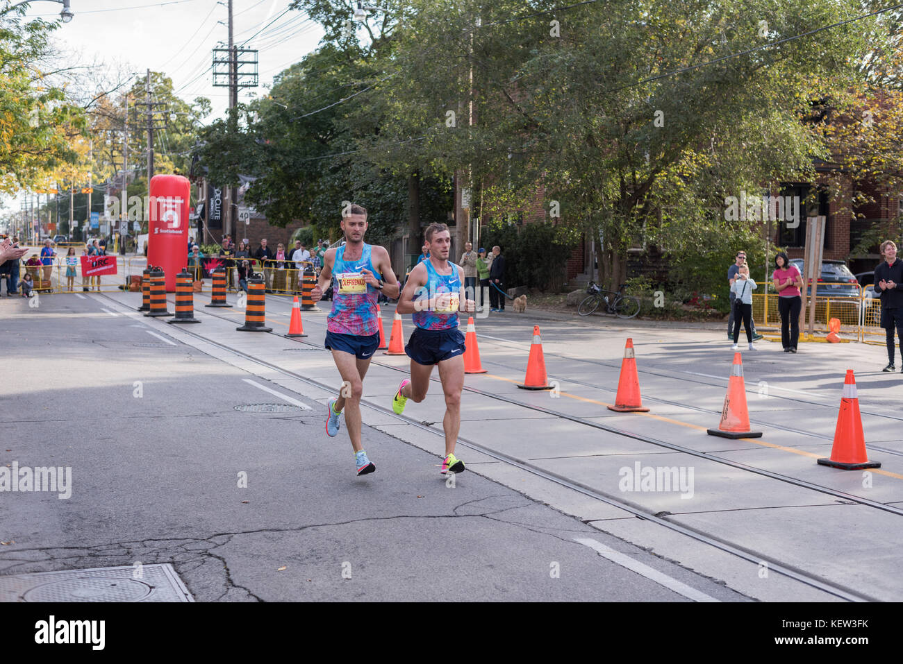 Toronto, Canada. 22 ottobre 2017. Il maratoneta ucraino Igor Olefirenko e il corridore lituano Remigijus Kancys superano il punto di svolta di 33 km alla Scotiabank Toronto Waterfront Marathon del 2017. Raggiungono rispettivamente il ventesimo e il ventunesimo posto. Crediti: YL Images/Alamy Live News Foto Stock