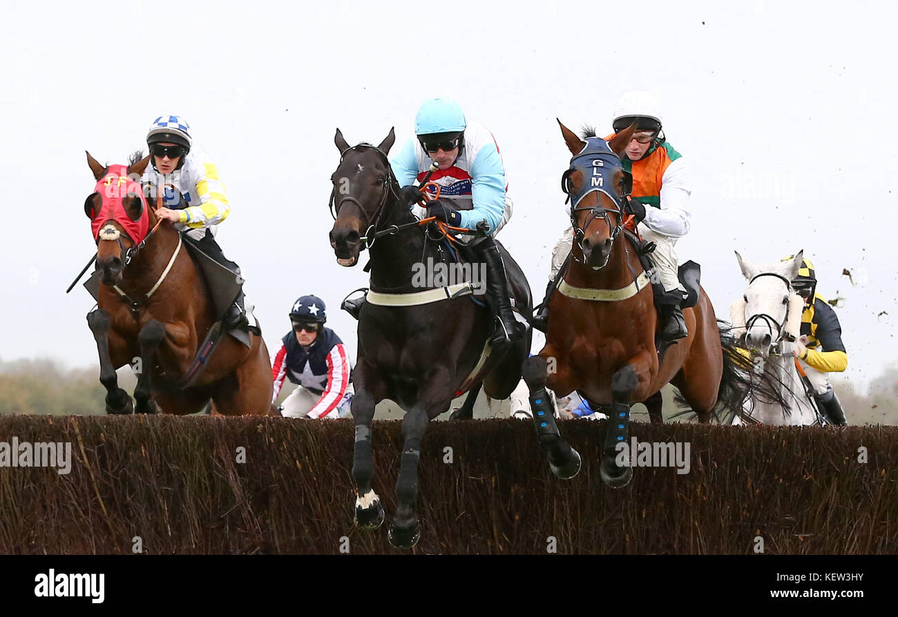 Plumpton, UK. 23 Ott, 2017. Jamie Moore riding stoicamente paziente (arancione e verde sete) cancella un inizio di recinto accanto Andrew Glassonbury e ricordare per sempre (tappo blu) prima di vincere il Jeremy Kyle Josh Gifford Memorial Handicap Chase a Plumpton Racecourse. Credito: James Boardman/Alamy Live News Foto Stock