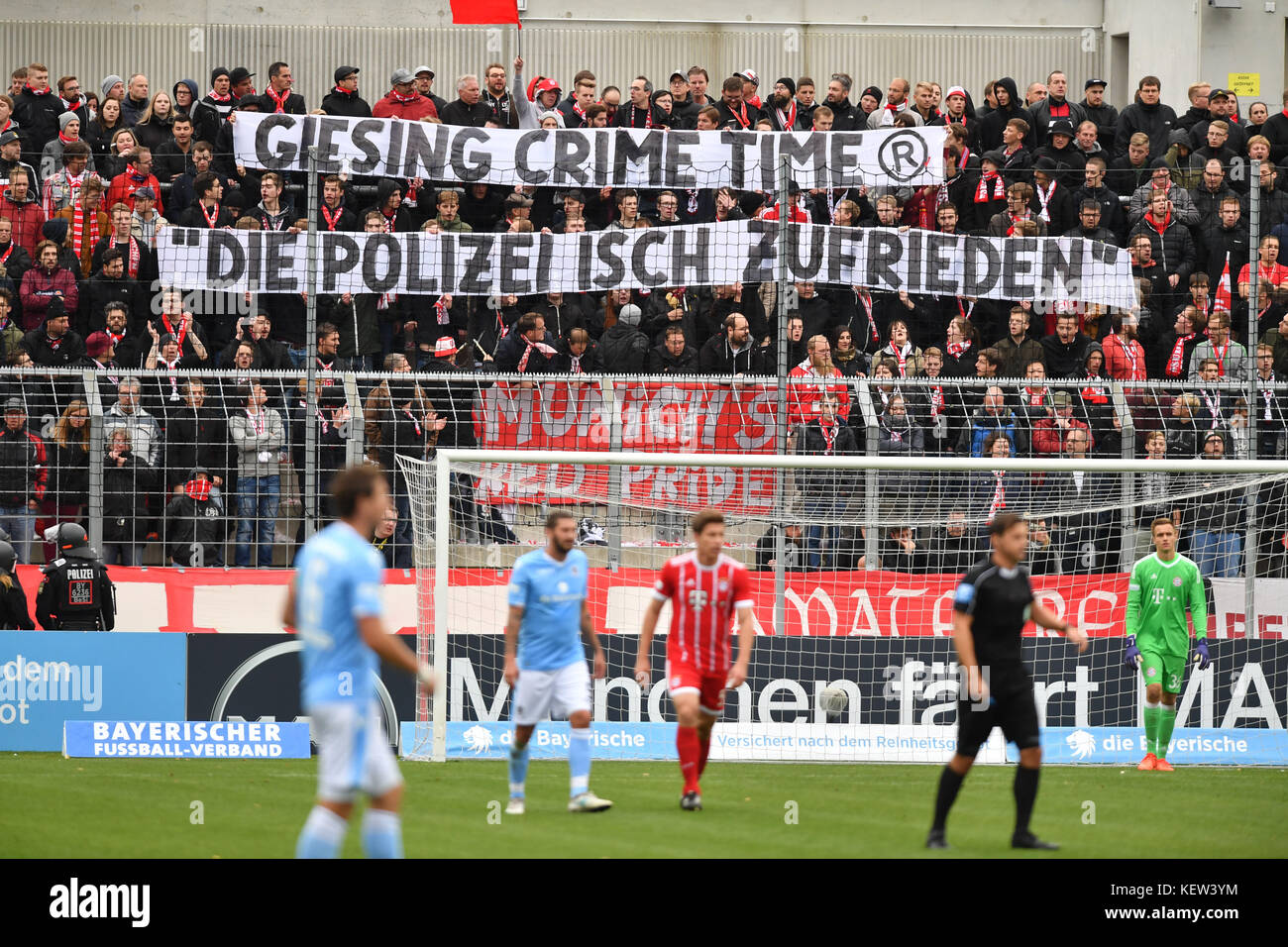 Monaco, Germania. 22 ottobre 2017. Fan, Fussballfans bayern con trasparente "Giesing Crime Time-Die Polizei isch zufreiden". Fussball Regionalliga Bayern: TSV Munich 1860-FC Bayern Munich II, 0-1, 17.Spieltag, Spieltag17, Saison 2017/18 am 22.10.2017, Stadion an der Gruenwalder Strasse. |utilizzo del credito mondiale: dpa/Alamy Live News Foto Stock