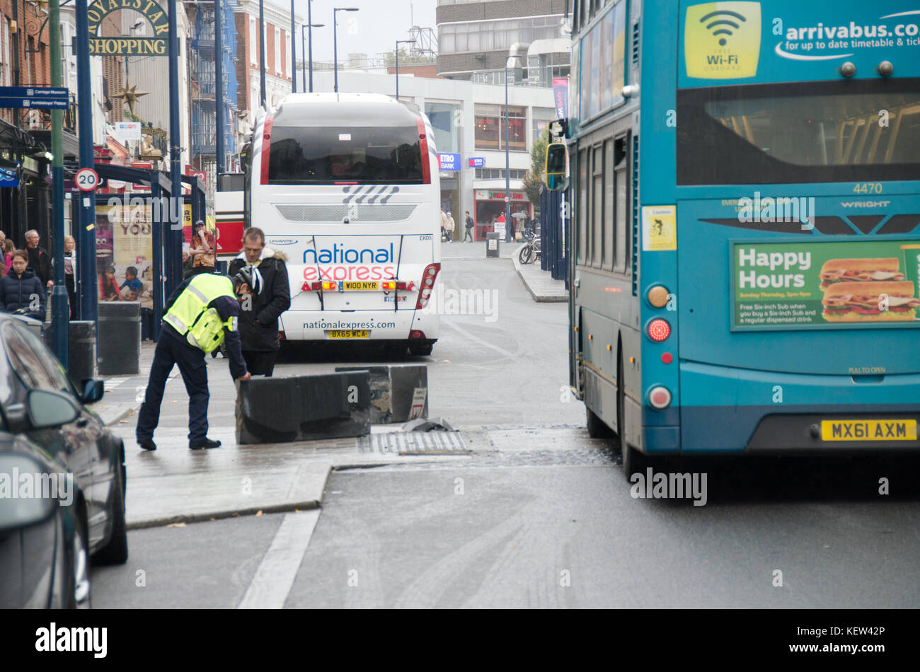 Maidstone Kent. 23 Ott, 2017. Un autista sulla stazione di Victoria a Dover solo percorso fatto per quanto riguarda i delimitatori del traffico nel centro di Maidstone - nel suo primo giorno di lavoro. Due bitte utilizzato per ridurre la High Street a una singola corsia sono stati investiti nella collisione poco dopo 1pm. La National Express Coach era ancora in attesa di essere trainato via quasi tre ore più tardi. Nessuno è stato ferito e i passeggeri sono stati trasferiti al taxi per continuare il loro viaggio (l'uomo nella foto non è il driver) Credito: PjrFoto/Alamy Live News Foto Stock