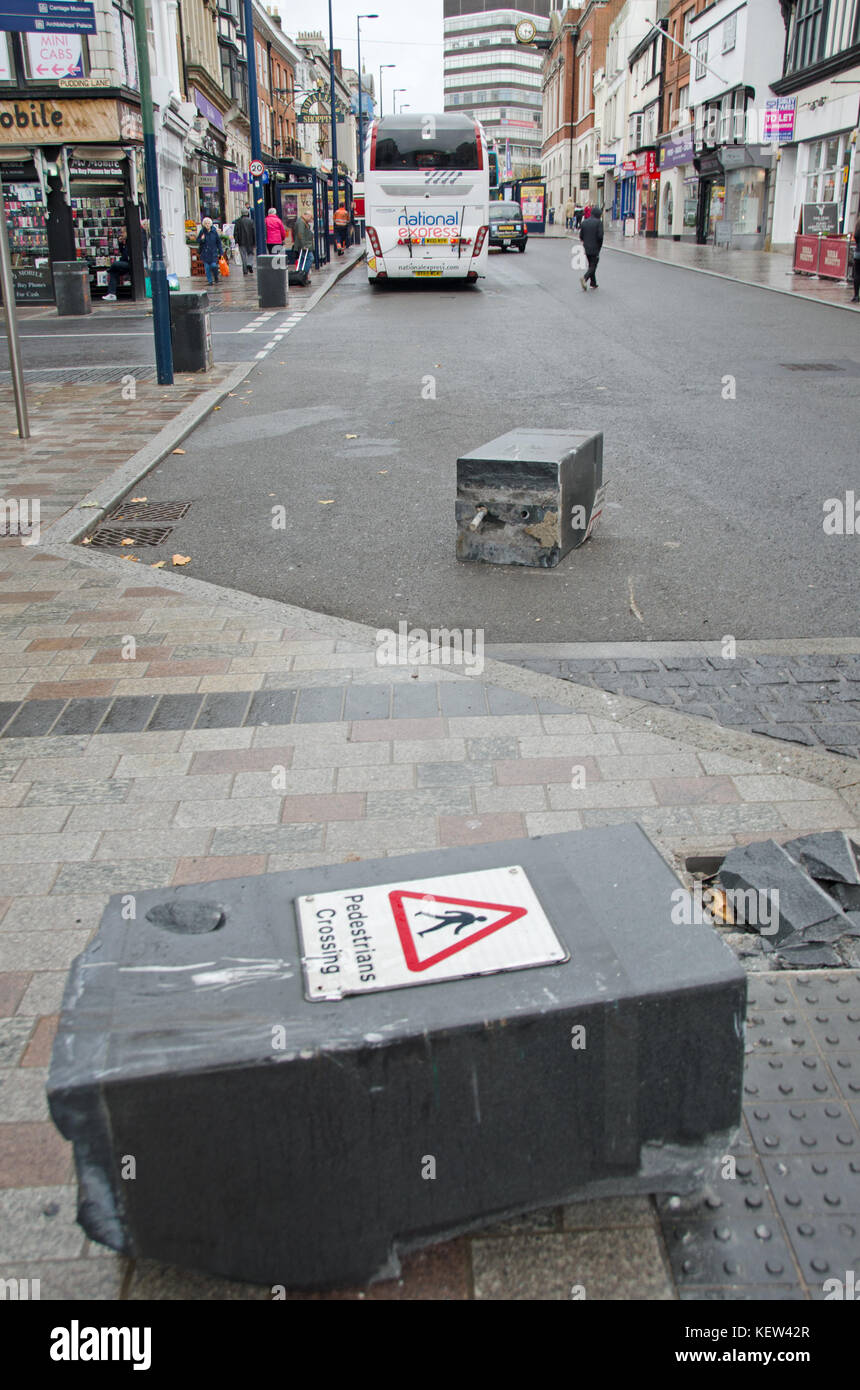 Maidstone Kent. 23 Ott, 2017. Un autista sulla stazione di Victoria a Dover solo percorso fatto per quanto riguarda i delimitatori del traffico nel centro di Maidstone - nel suo primo giorno di lavoro. Due bitte utilizzato per ridurre la High Street a una singola corsia sono stati investiti nella collisione poco dopo 1pm. La National Express Coach era ancora in attesa di essere trainato via quasi tre ore più tardi. Nessuno è stato ferito e i passeggeri sono stati trasferiti al taxi per continuare il loro viaggio Credito: PjrFoto/Alamy Live News Foto Stock