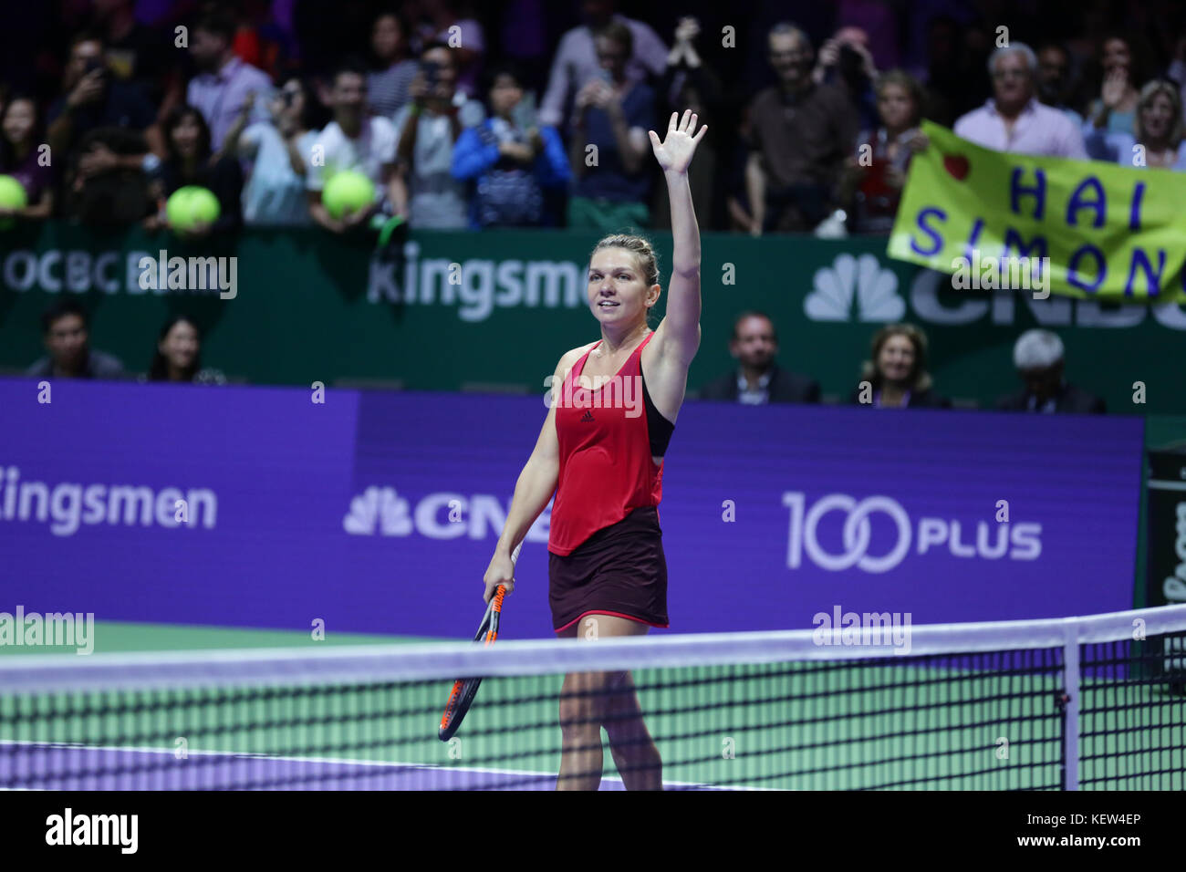 Singapore. 23 Ott, 2017. romanian tennis player simona halep è in azione durante il suo primo round robin match del wta finals vs francese giocatore di tennis caroline garcia il Ott 23, 2017 in Singapore - Credito: yan lerval/alamy live news Foto Stock