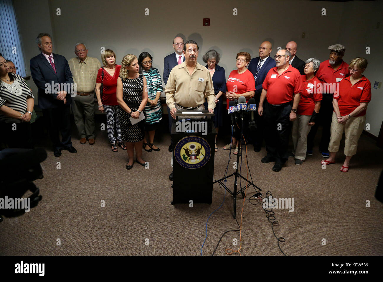 Sunrise, Florida, Stati Uniti. 23 ottobre 2017. Pedro Franco, figlio di Cecilia e Miguel Antonio Franco morti settimane l'uno dall'altro a causa di una grave esposizione al calore presso l'Hollywood Hills Rehabilitation Center, parla durante una conferenza stampa lunedì 23 ottobre 2017 con la Rep. Statunitense Debbie Wasserman Schultz, che ha annunciato una legislazione che impone alle case di cura di avere fonti di energia per alimentare un sistema HVAC a seguito di un disastro naturale per 96 ore Credit: Sun-Sentinel/ZUMA Wire/Alamy Live News Foto Stock