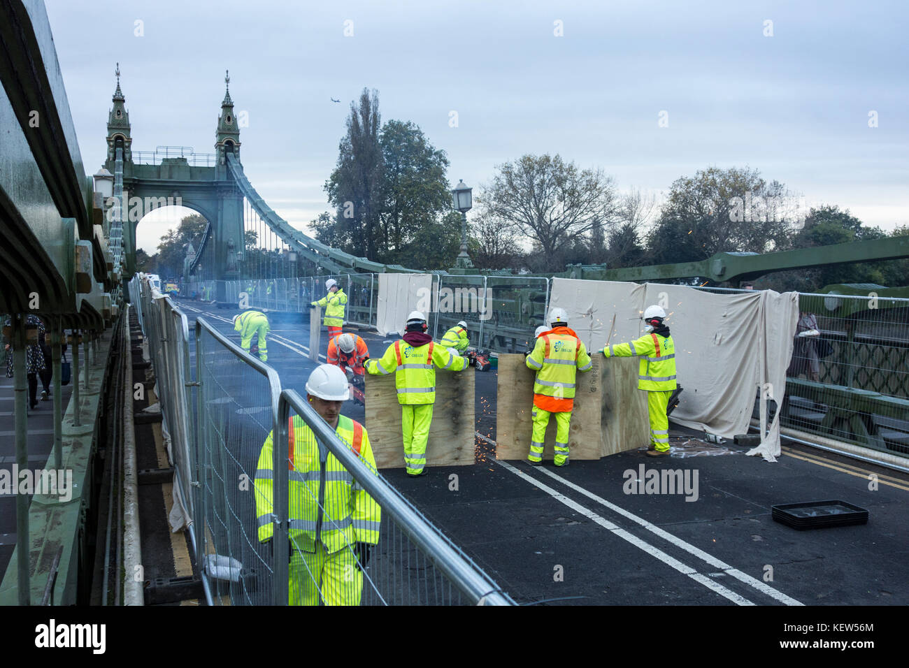 Hammersmith Bridge, a ovest di Londra, è chiuso al traffico durante il semi-termine settimana di vacanza per le necessarie riparazioni e manutenzione. Credito: Benjamin John/ Alamy Live News Foto Stock
