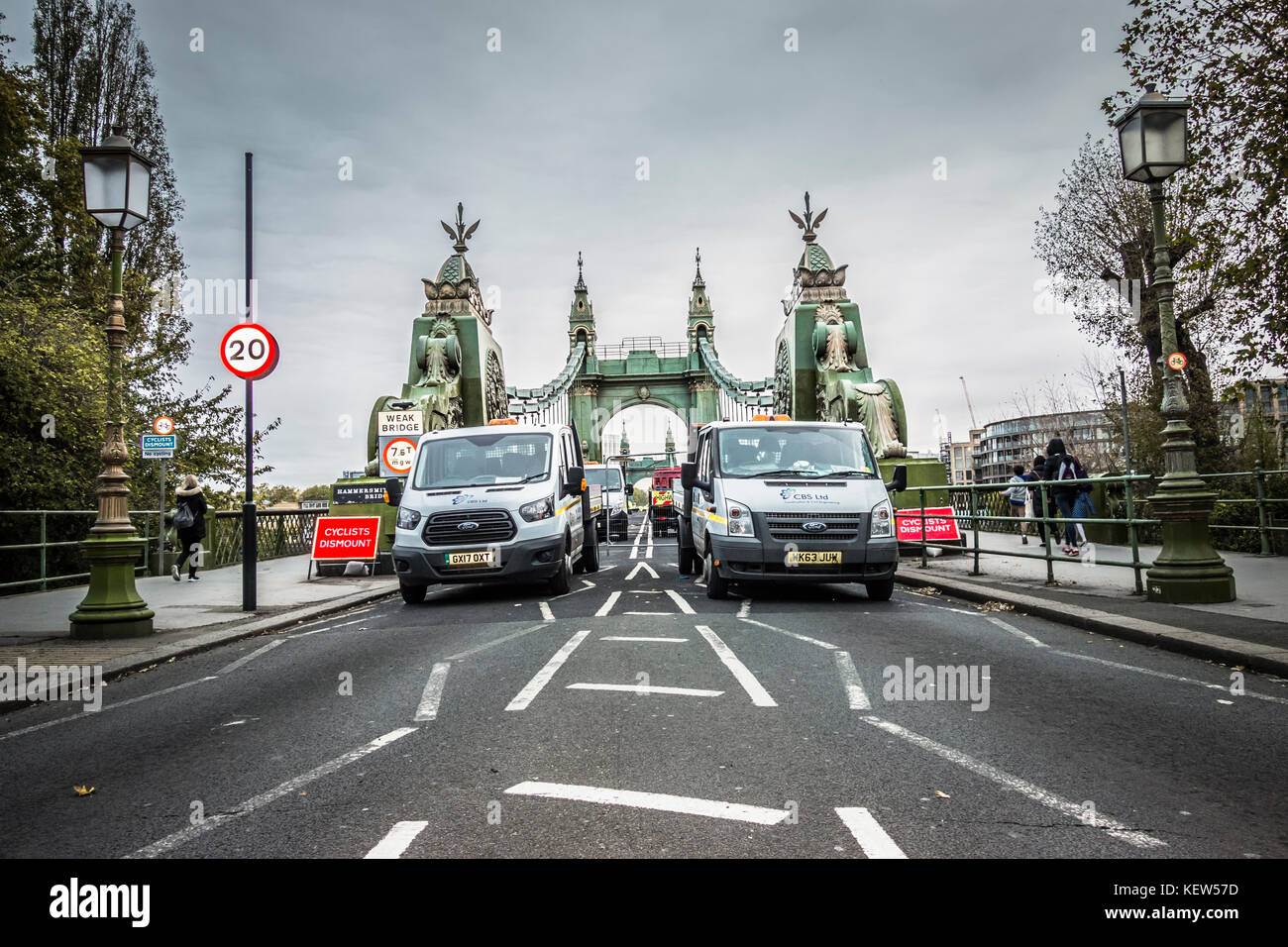 Hammersmith Bridge, a ovest di Londra, è chiuso al traffico durante il semi-termine settimana di vacanza per le necessarie riparazioni e manutenzione. Credito: Benjamin John/ Alamy Live News Foto Stock