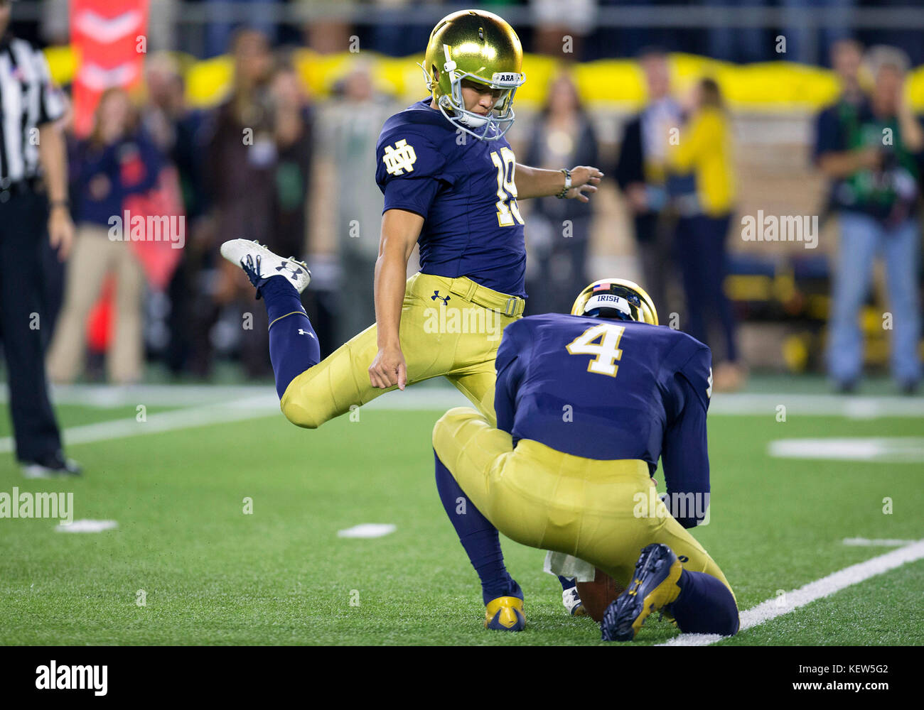 South Bend, Indiana, Stati Uniti d'America. Xxi oct, 2017. Notre Dame kicker Justin Yoon (19) stivali punto extra al di fuori dell'attesa da Notre Dame quarterback Montgomery VanGorder (4) durante il NCAA Football azione di gioco tra l'USC Trojans e la Cattedrale di Notre Dame Fighting Irish di Notre Dame Stadium di South Bend, Indiana. Notre Dame sconfitto USC 49-14. John Mersits/CSM/Alamy Live News Foto Stock