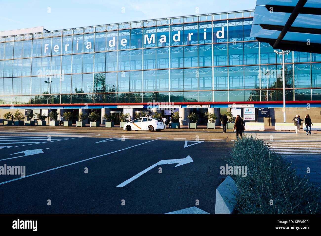 Madrid, Spagna. 23 Ott 2017. IFEMA, Feria de Madrid, è il principale operatore di fiere in Spagna con un calendario di circa cinquanta eventi più belli in cui sono rappresentati praticamente tutti i settori economici. Mostra annuale dei migliori vini spagnoli organizzata dalla Guida Penin, GU'a PE-'n. L'evento, che si svolgerà il 23 e 24 ottobre al Padiglione 2 dell'IFEMA, Madrid. Le cantine espongono i loro migliori vini apprezzati dalla Guida. Vengono visualizzati solo i vini del valore compreso tra 90 e 99 punti. Una grande opportunità per testare il più importante del settore enologico spagnolo. Foto: M.Ramirez/Alamy Live News Foto Stock