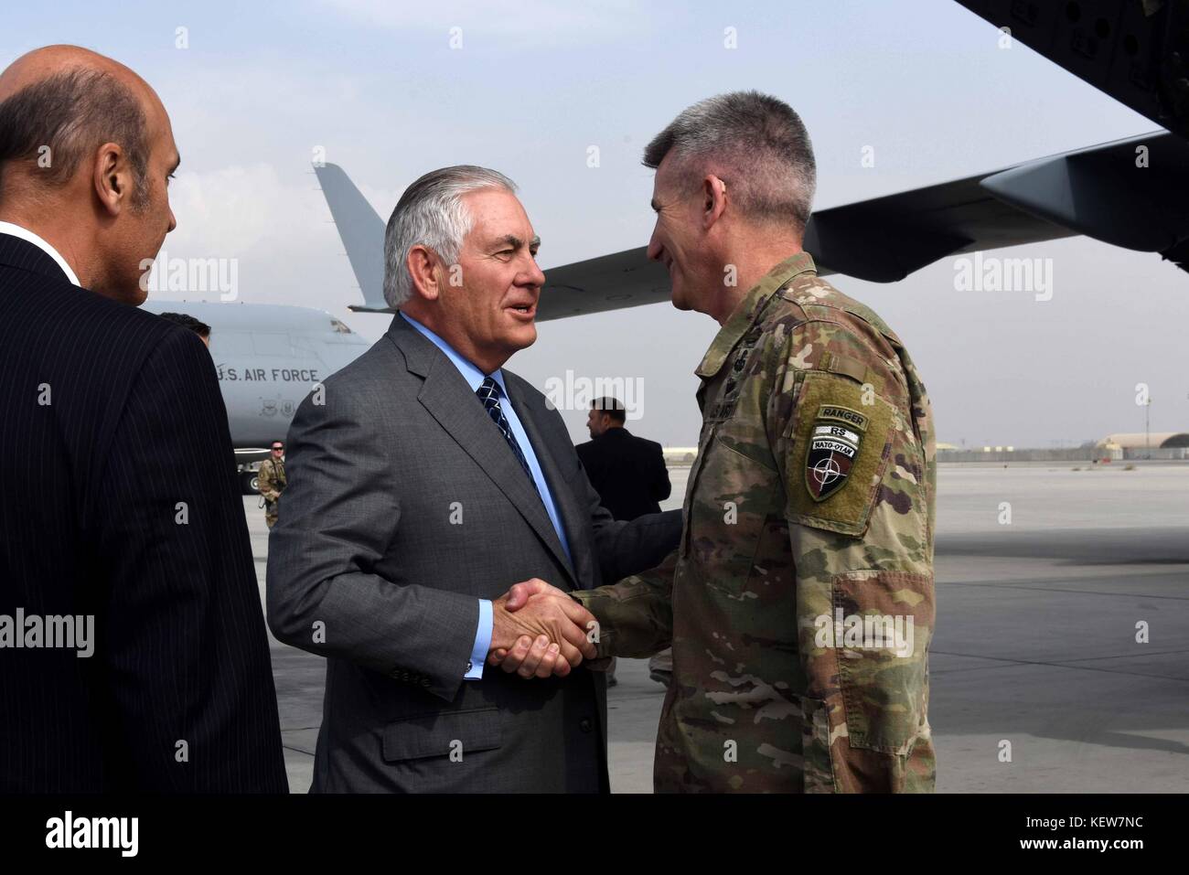 Il Segretario di Stato americano Rex Tillerson, centro, si congedò dal Gen. John Nicholson Jr., Comandante delle forze americane in Afghanistan a Bagram Airfield 23 ottobre 2017 a Bagram, Afghanistan. Foto Stock