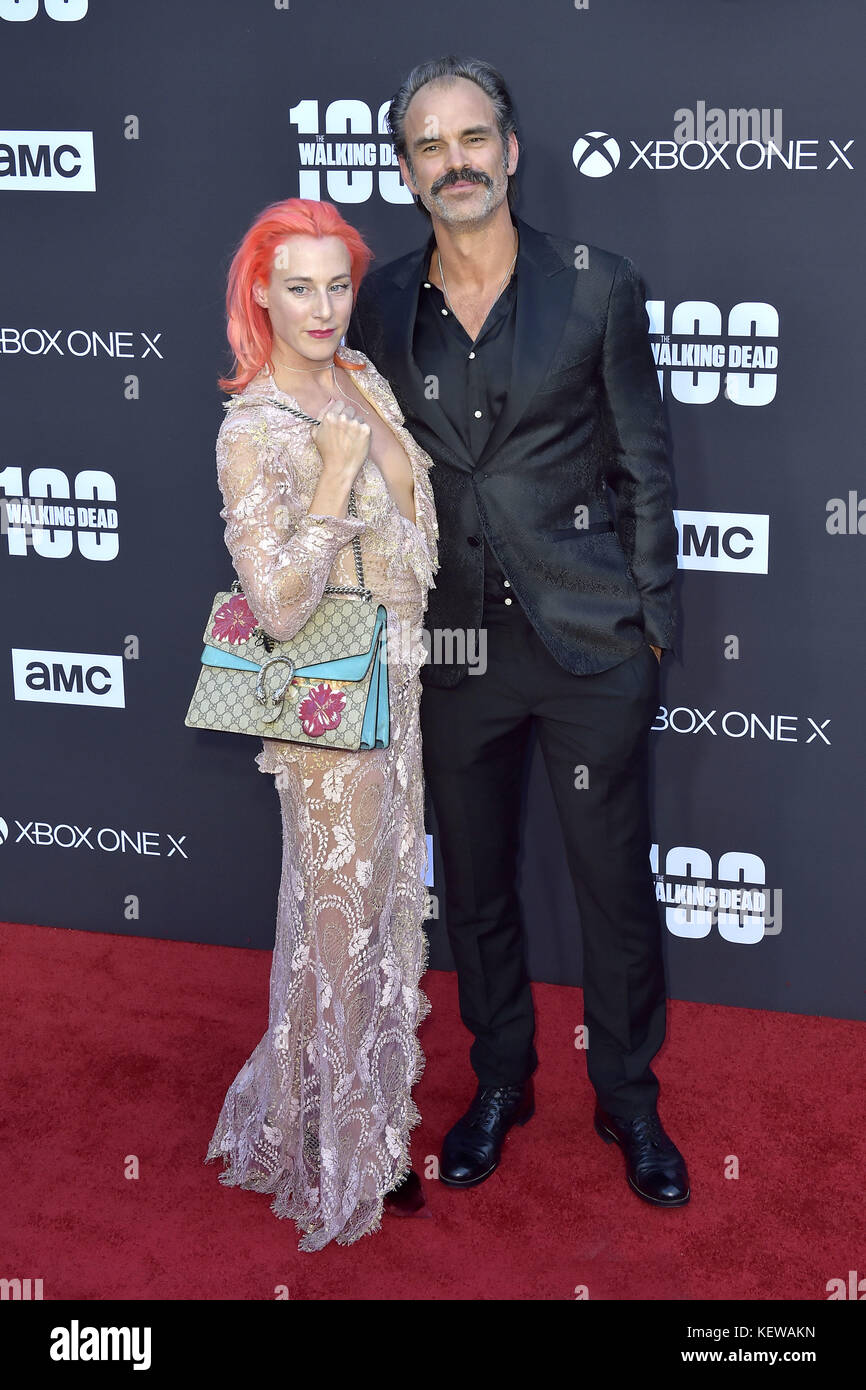 Steven Ogg e il suo ospite assistono alla premiere della stagione 8 di AMC 'The Walking Dead' e alla celebrazione del 100° episodio al Greek Theatre il 22 ottobre 2017 a Los Angeles, California. | Verwendung weltweit Foto Stock