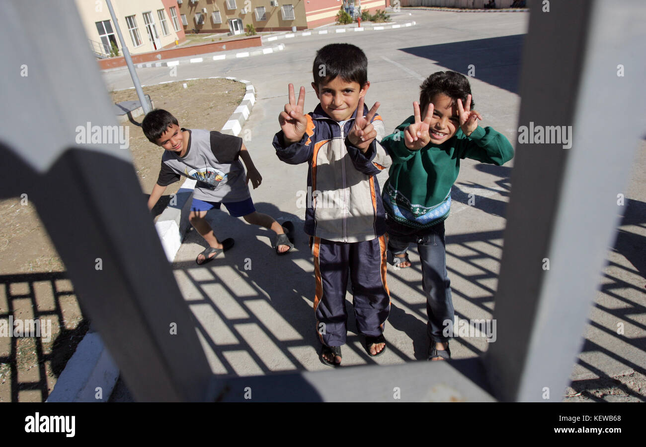 PASTROGOR, BULGARIA - SETTEMBRE 25: Rifugiati siriani non identificati i ragazzi mostrano un segno di pace nel centro di detenzione nella città di Pastrogor il 25 settembre 2013 a Pastrogor, Bulgaria. Foto Stock