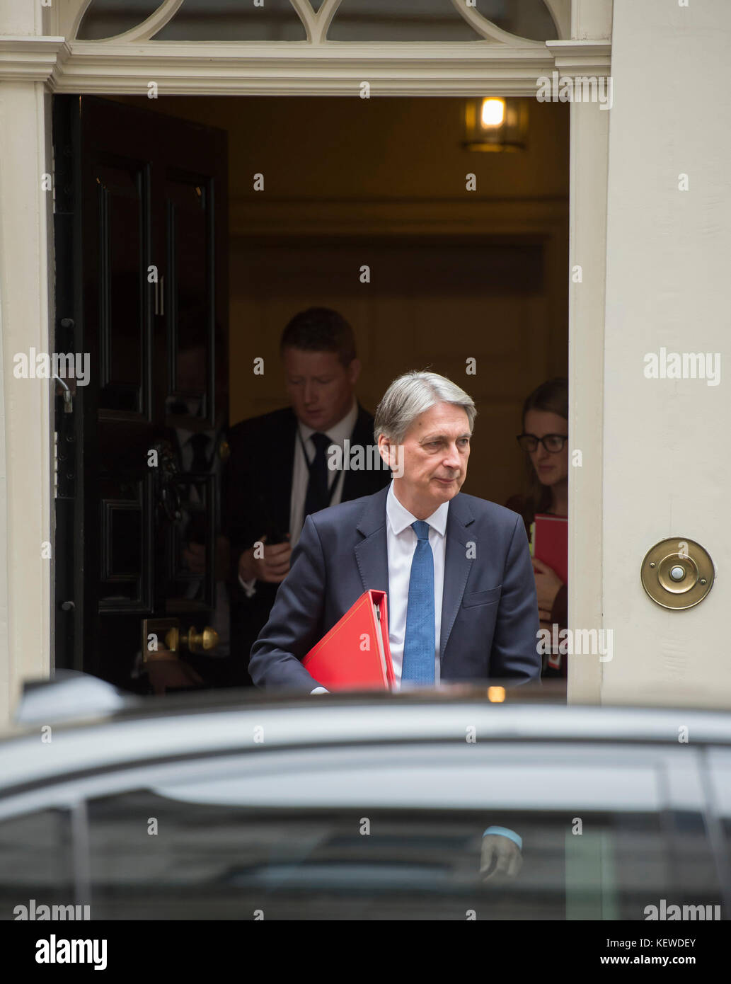 Downing Street, Londra, Regno Unito. 24 ottobre 2017. I ministri del governo lasciano Downing Street in una grigia mattina d'autunno dopo una lunga riunione del governo. Foto: Philip Hammond, Cancelliere dello scacchiere, lascia il n. 11, dietro una macchina ministeriale. Credit: Malcolm Park/Alamy Live News. Foto Stock