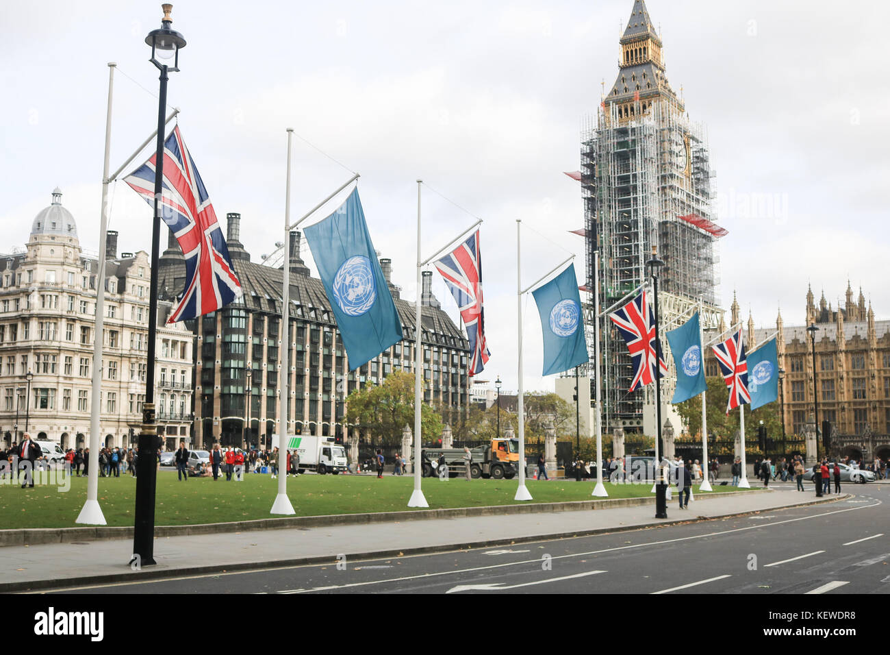 Londra UK. 24 ottobre 2017. Le bandiere delle Nazioni Unite si trovano a fianco di Union Jacks in Piazza del Parlamento come parte di una campagna globale per ispirare speranza e compassione per celebrare le comunità che lavorano per le libertà che uniscono tutti. Credit: amer Ghazzal/Alamy Live News Foto Stock