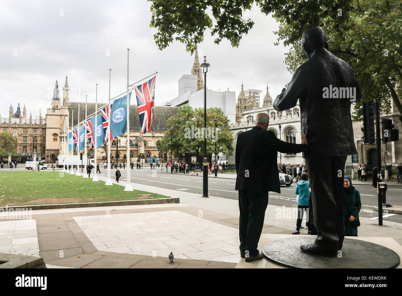 Londra UK. 24 ottobre 2017. Le bandiere delle Nazioni Unite si trovano a fianco di Union Jacks in Piazza del Parlamento come parte di una campagna globale per ispirare speranza e compassione per celebrare le comunità che lavorano per le libertà che uniscono tutti. Credit: amer Ghazzal/Alamy Live News Foto Stock