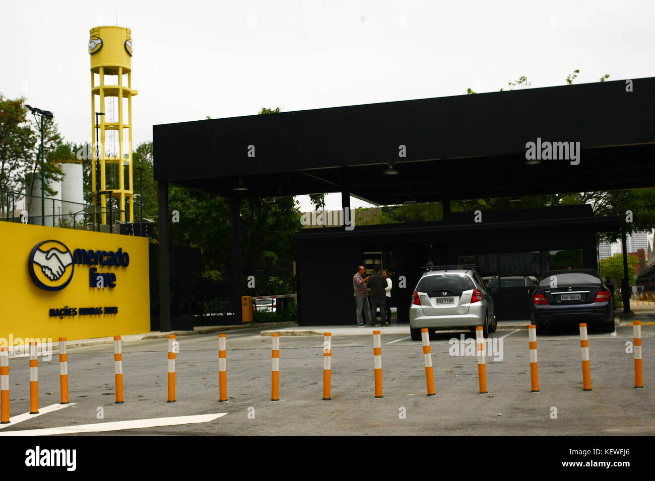 São Paulo, sp - 24.10.2017: mercado livre permitirá carros usados - mercado livre lancia una volta nel mercato di acquisto e vendita di veicoli usati su internet, a partire da questo lunedì (23) Piattaforma accetterà la prenotazione di auto dal pagamento anticipato di una parte del valore. Nella foto, facciata della società situata nella Grande São Paulo. (Foto: aloisio mauricio/fotoarena) Foto Stock
