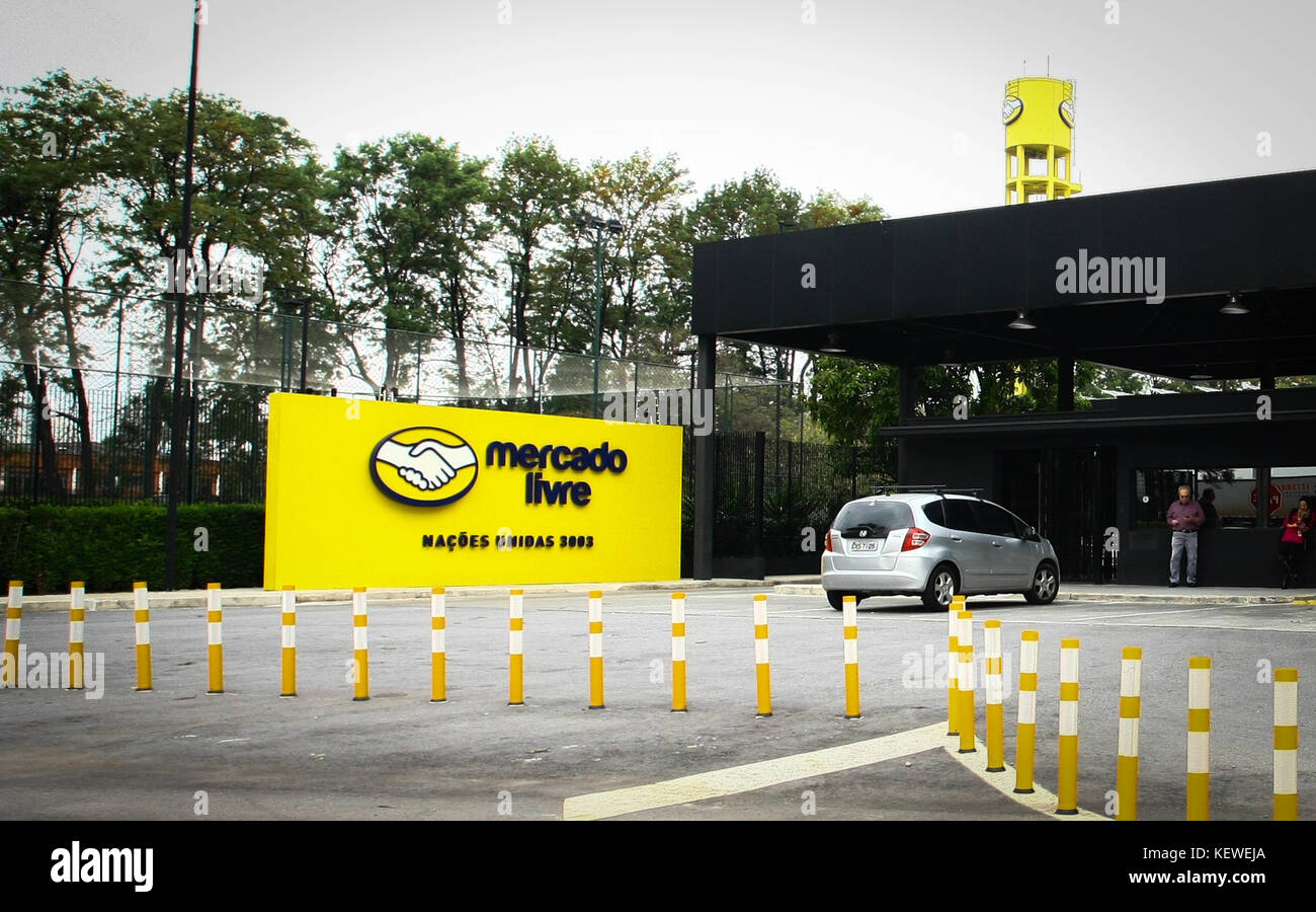 São PAULO, SP - 24.10.2017: MERCADO LIVRE PERMITIRÁ CARROS USADOS - Mercado Livre lancia una volta sul mercato per l'acquisto e la vendita di veicoli usati su Internet, a partire da questo lunedì (23) la piattaforma accetterà la prenotazione dell'auto con pagamento anticipato di parte del valore. Nella foto, la facciata dell'azienda situata nella grande São Paolo. (Foto: Aloisio Mauricio/Fotoarena) Foto Stock