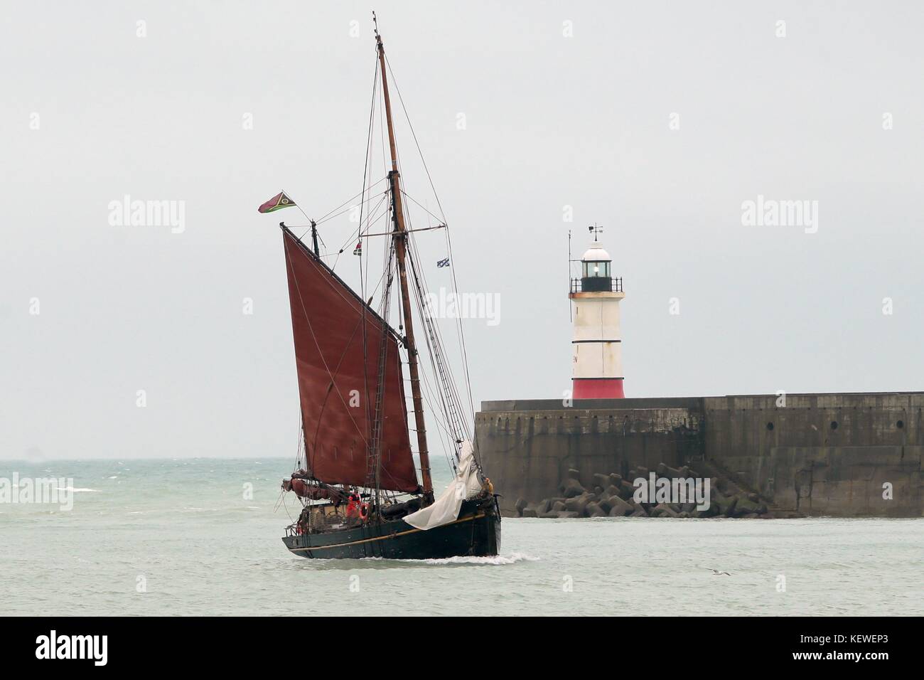 Newhaven, Essex, Regno Unito. 24 ottobre, 2017. Il più antico ancora vela nave da carico nel mondo è venuta a Newhaven East Sussex oggi dal Portogallo con un carico di olio di oliva e accolto nel vento di ben wishers sul pontile. Il 1000 litri di olio di oliva biologico è integrata da un gruppo di piccoli coltivatori a Porto, Portogallo, con seguenti spedizioni programmate per il 2018. Con la vendita di tutti i loro olio tramite la vela Alleanza Cargo i produttori saranno in grado di acquistare il proprio olio di oliva premere, portando a anche di grado più elevato di olio di oliva in futuro. Credito: Nigel Bowles/Alamy Live News Foto Stock