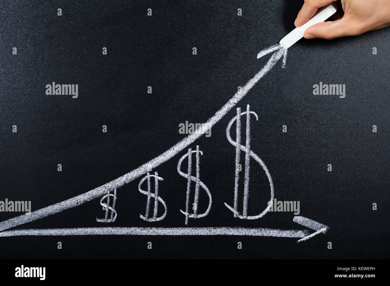 Persona che mostra a mano la crescita del dollaro grafico disegnato sulla lavagna Foto Stock