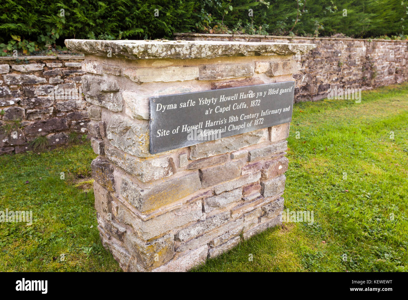 Memorial segnando il sito di Howell Harris del xviii secolo infermeria e cappella memoriale a Trefecca College di Talgarth, Powys, Wales UK Foto Stock