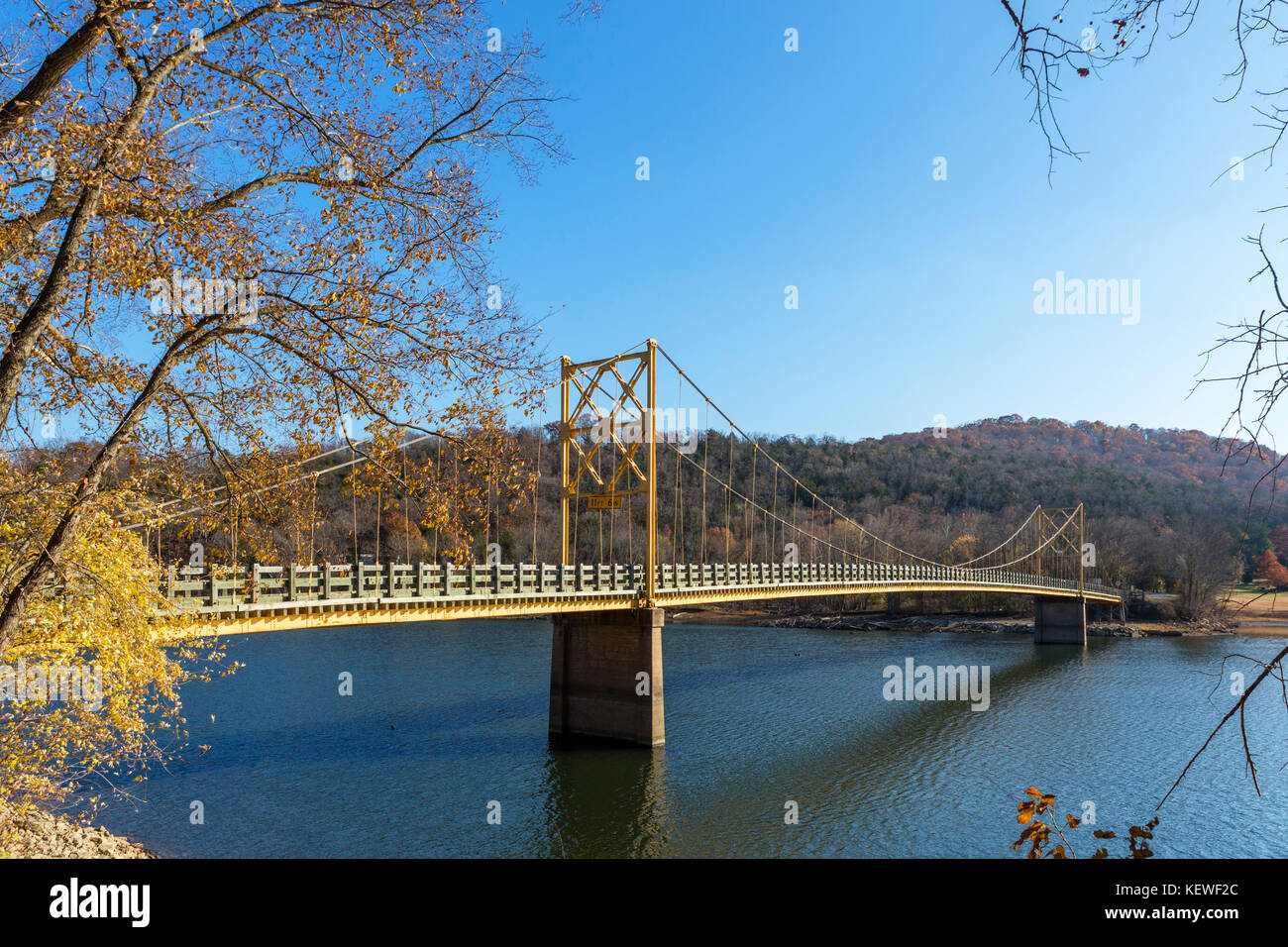 Castoro storico ponte sopra il Fiume Bianco, Table Rock Lake, castoro, monti Ozark, Arkansas, STATI UNITI D'AMERICA Foto Stock