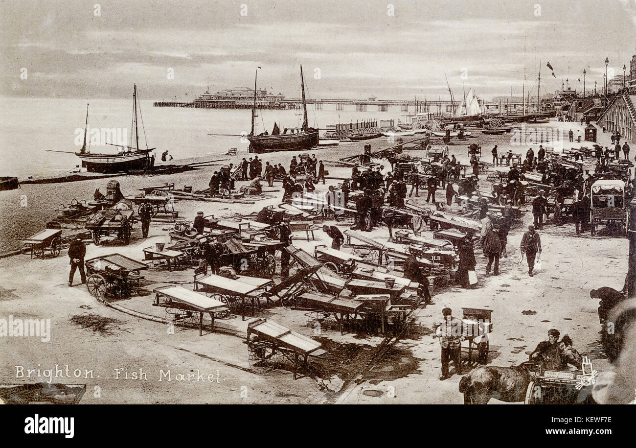 Brighton Fish Market Brighton Beach 1908 Madeira Drive, People, fotografia d'epoca che mostra bancarelle, barche, Brighton Pier, vecchia cartolina Foto Stock