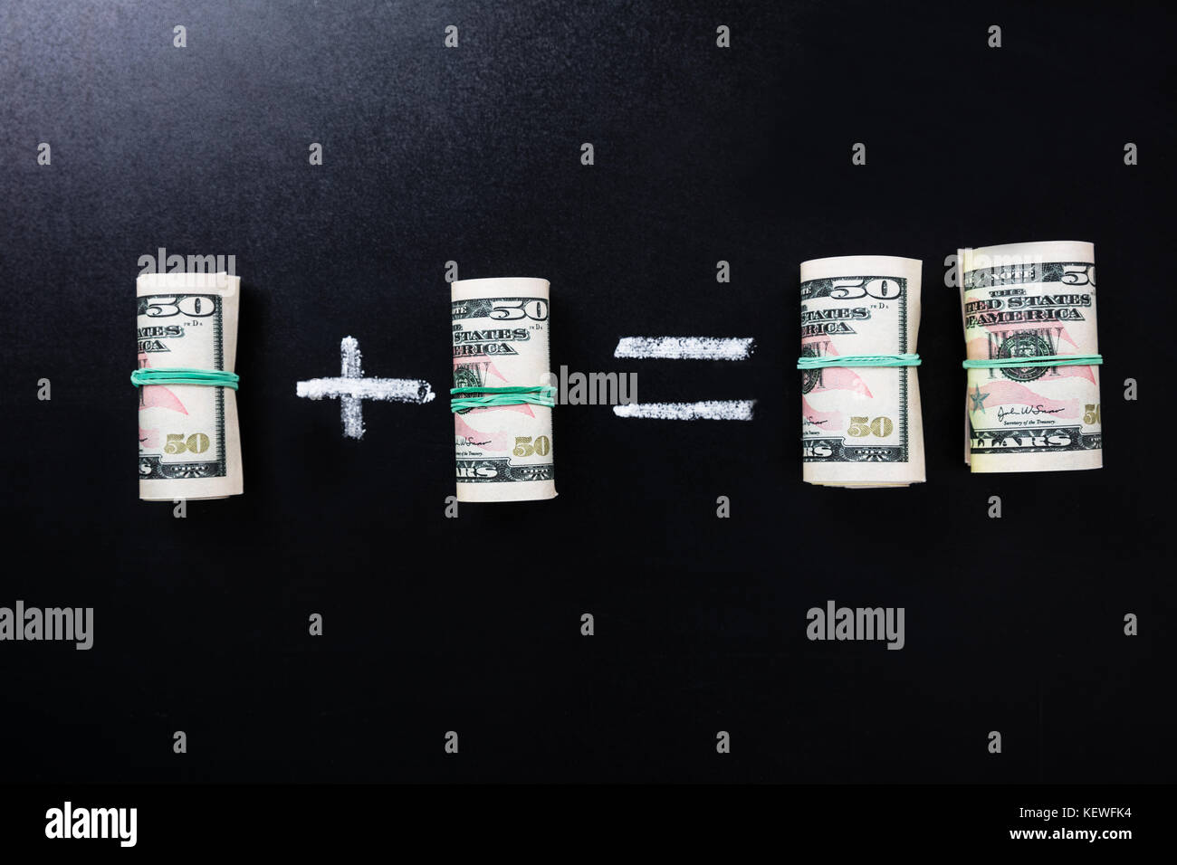 Close-up di risparmiare denaro concetto sulla lavagna Foto Stock