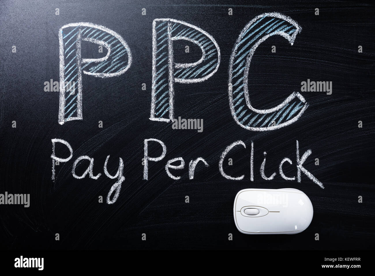 Visualizzazione ad angolo elevato del mouse del computer nel testo Pay per Click Foto Stock