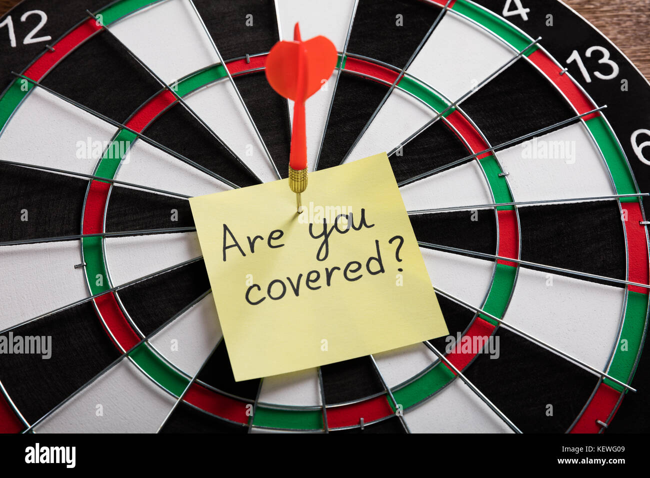 Freccia rossa di colpire sulla nota gialla che mostra Sei pronto concetto su Dartboard Foto Stock