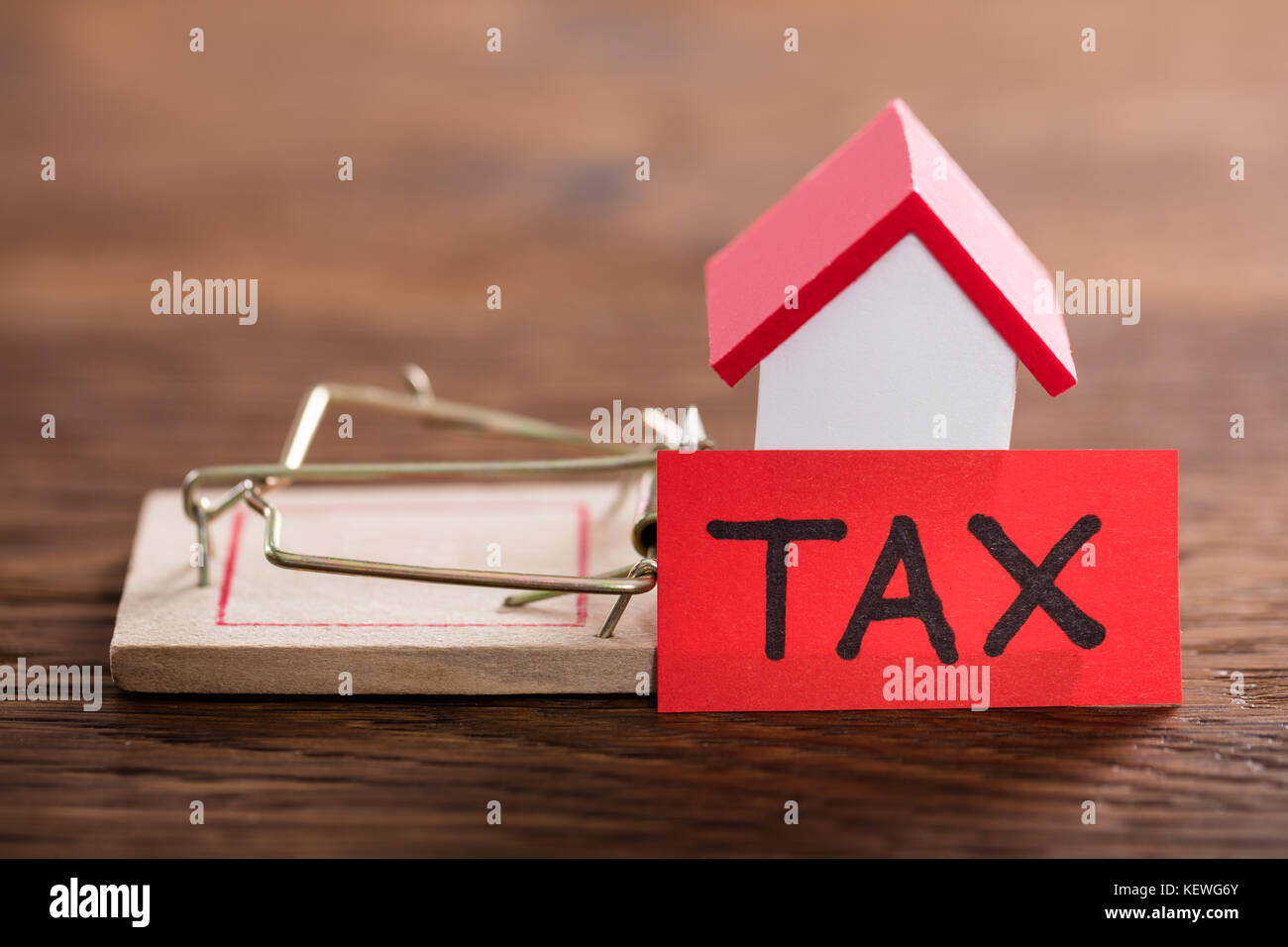 Concetto di imposta con il modello di casa su Mousetrap , Scrivania in legno Foto Stock