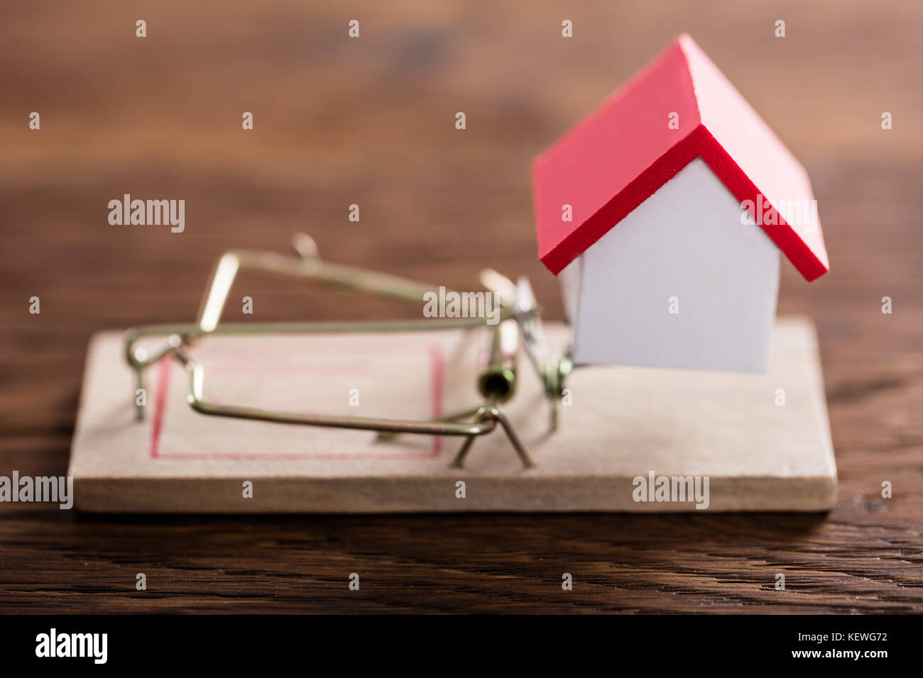 Close-up di un modello di casa su Mousetrap , Scrivania in legno Foto Stock