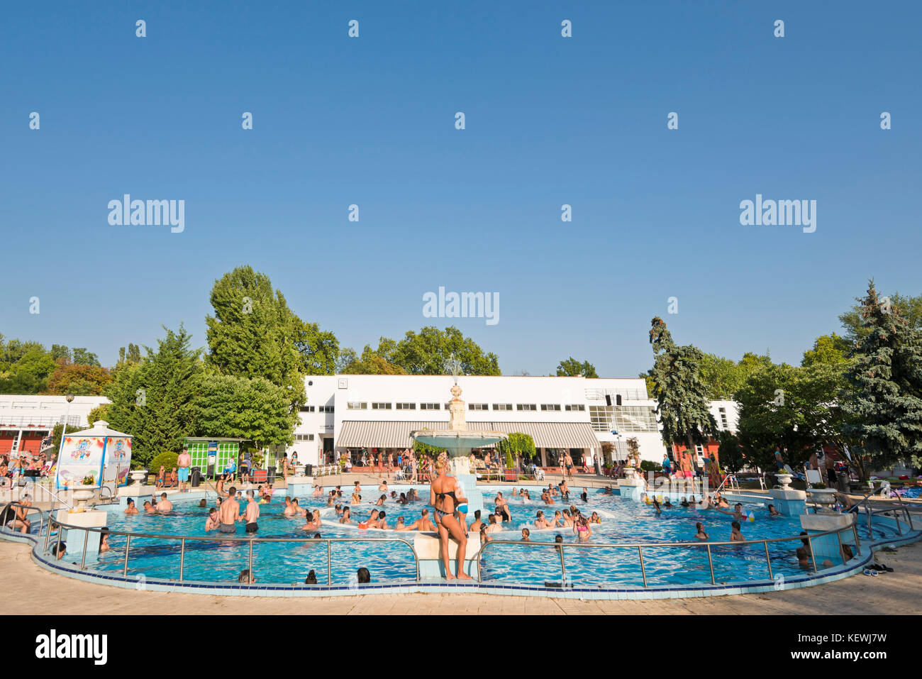 Vista orizzontale di una piscina termale a Palatinus Strand in Budapest. Foto Stock