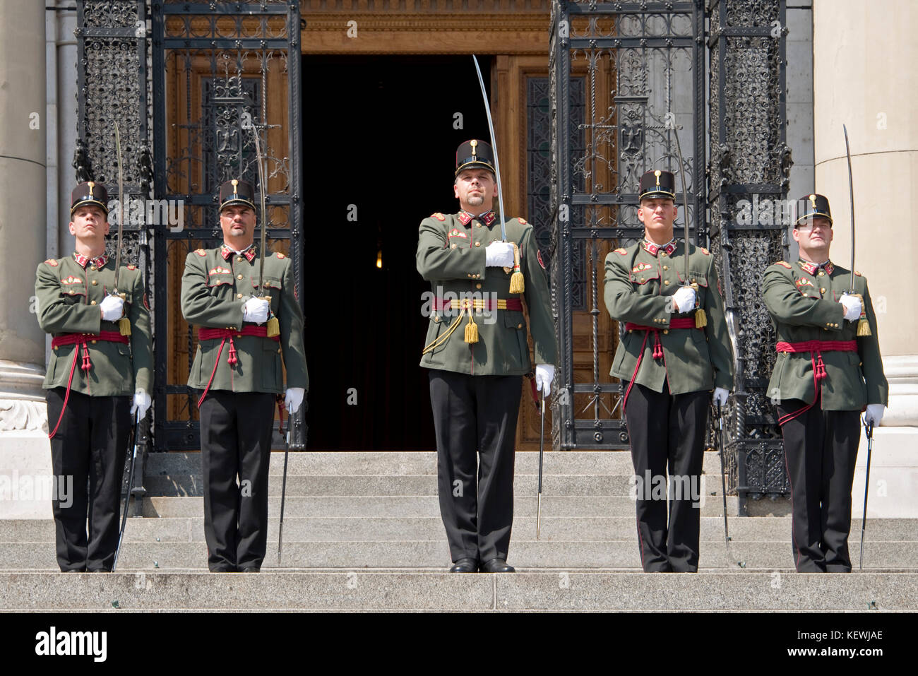 Vista orizzontale del cambio della guardia a Budapest. Foto Stock