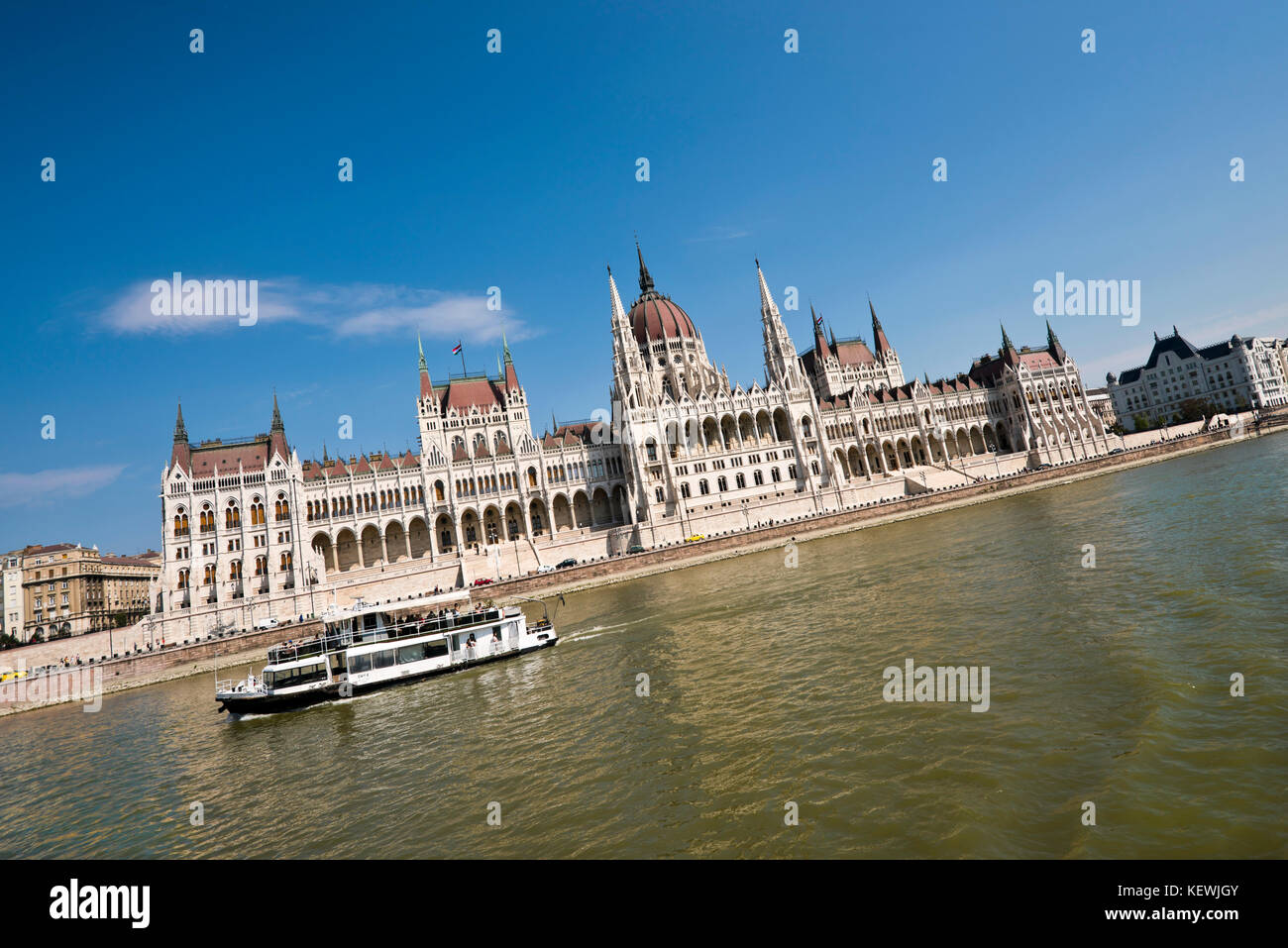 Vista orizzontale della Casa del Parlamento sul Danubio a Budapest. Foto Stock