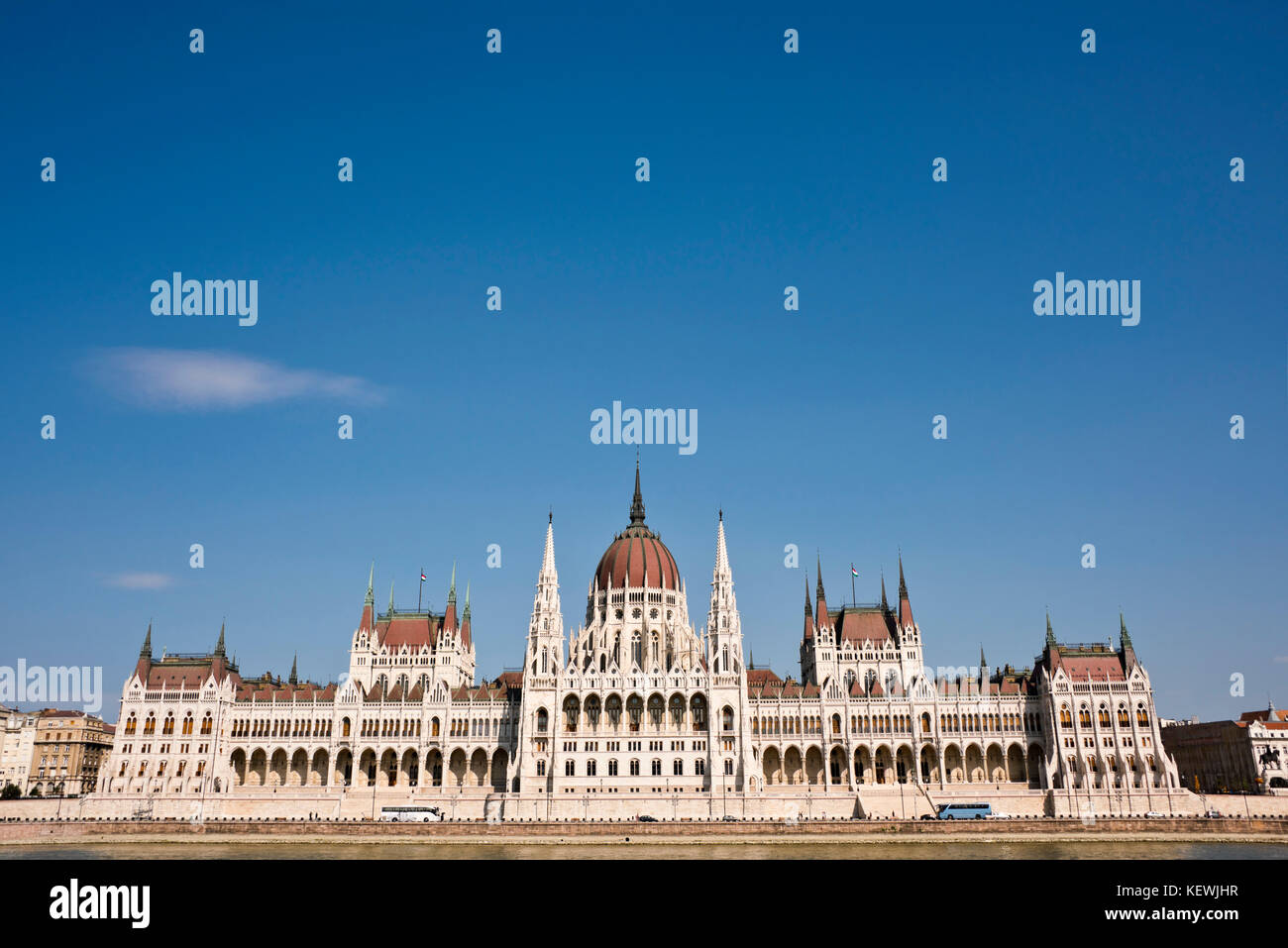 Vista orizzontale della Casa del Parlamento sul Danubio a Budapest. Foto Stock