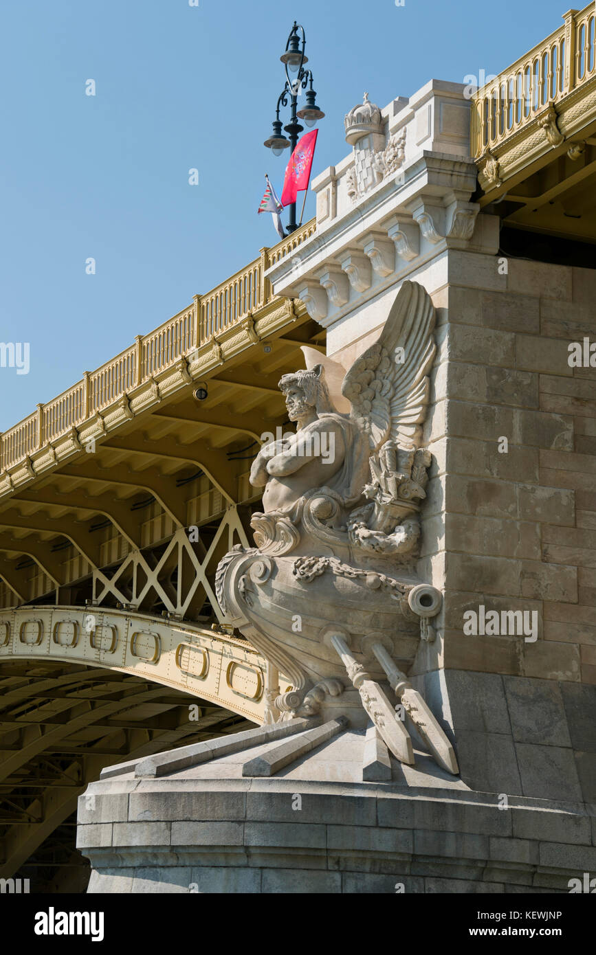 Vista verticale di una delle statue che ornano i piloni del Ponte Margherita a Budapest. Foto Stock