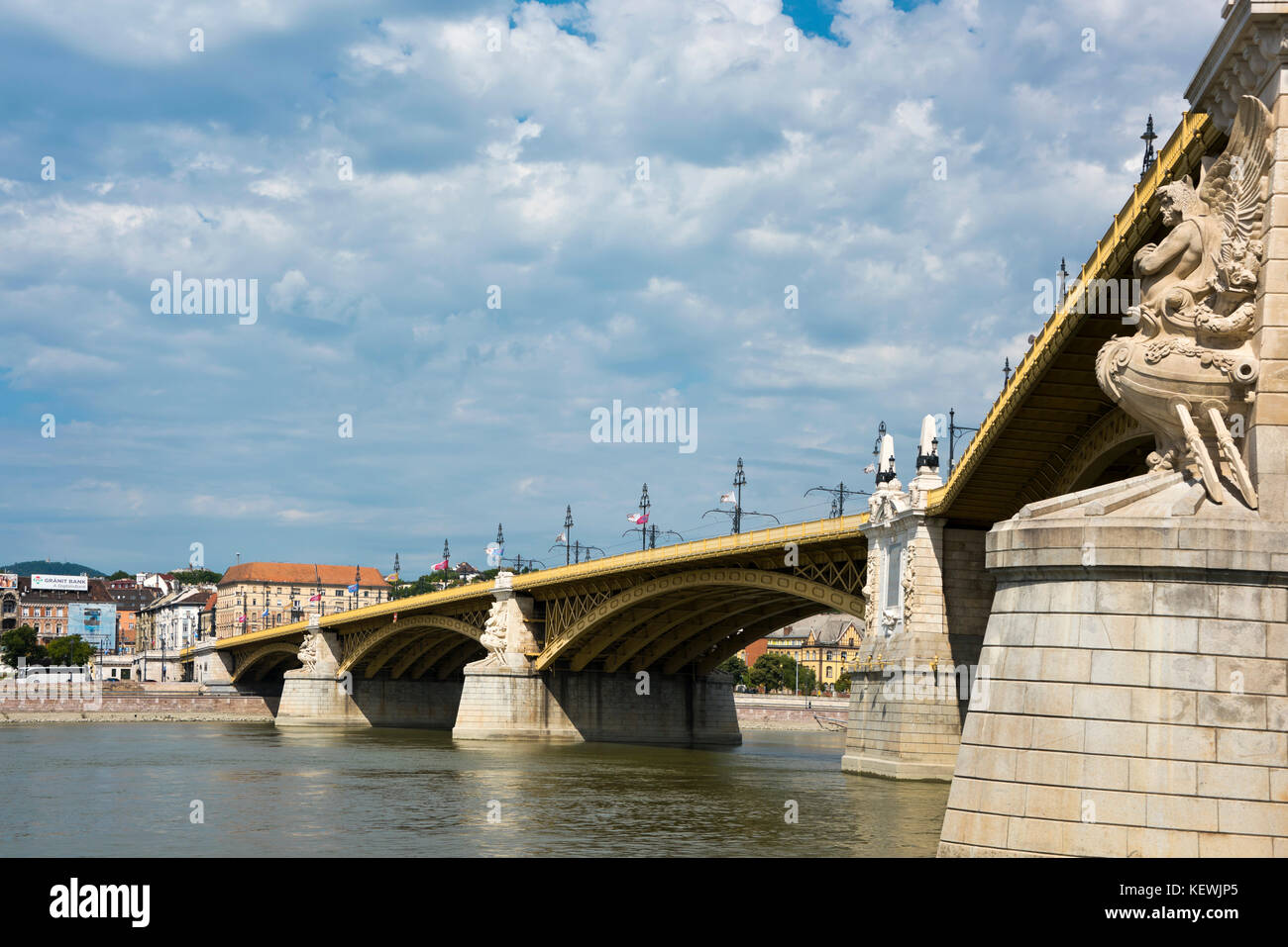 Vista orizzontale delle statue che ornano i piloni del Ponte Margherita a Budapest. Foto Stock
