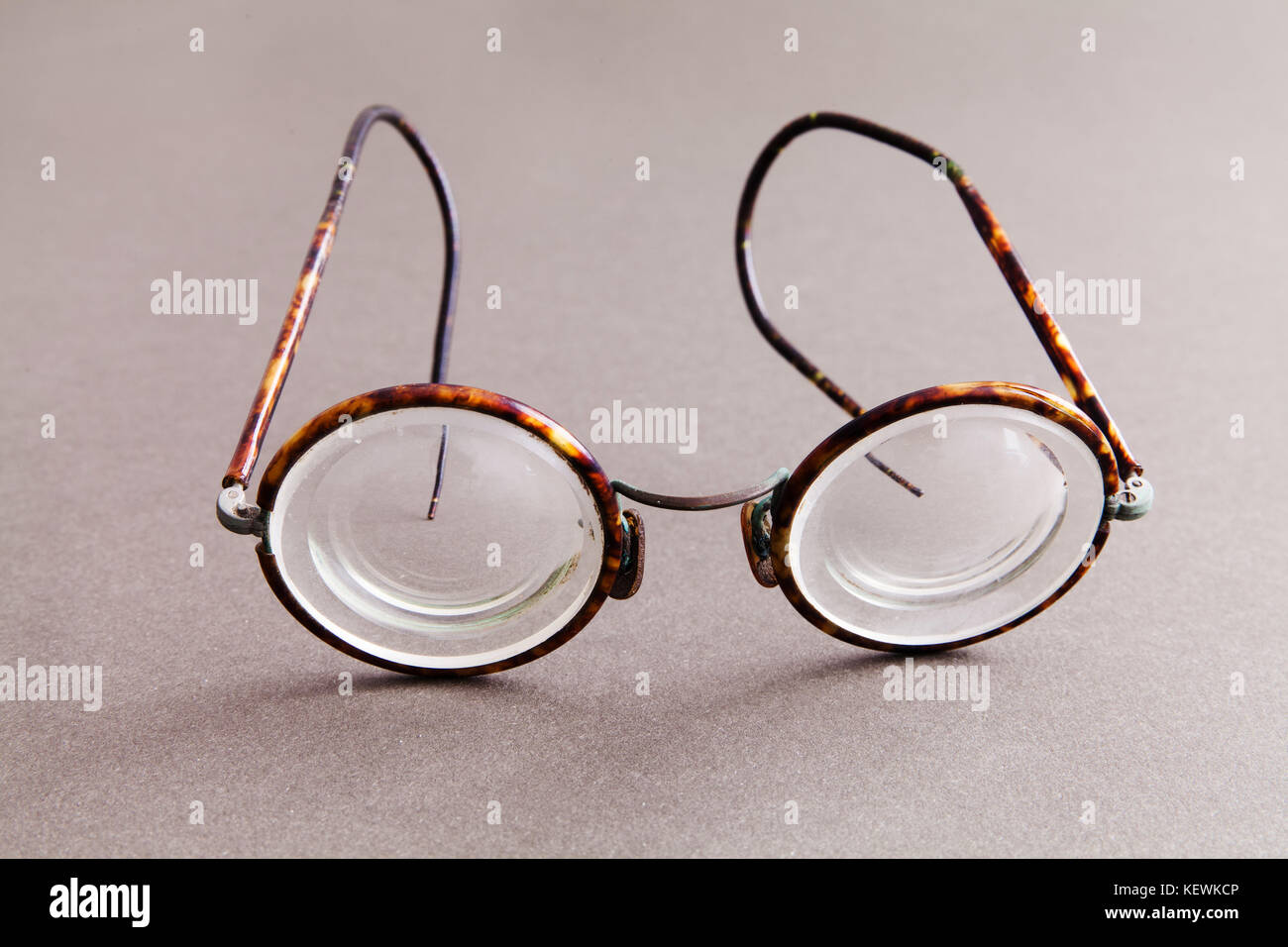 Old fashion design occhiali occhiali sulla carta grigia sullo sfondo. In stile  vintage uomini accessori moda. Vista Macro, profondità di campo, soft focus  Foto stock - Alamy