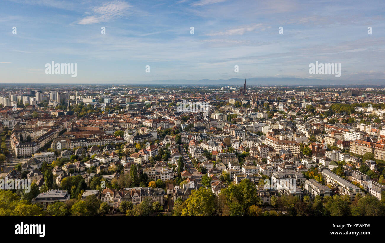 Vista aerea di Strasburgo, la capitale e la città più grande della grande regione est della Francia ed è la sede ufficiale del Parlamento europeo Foto Stock