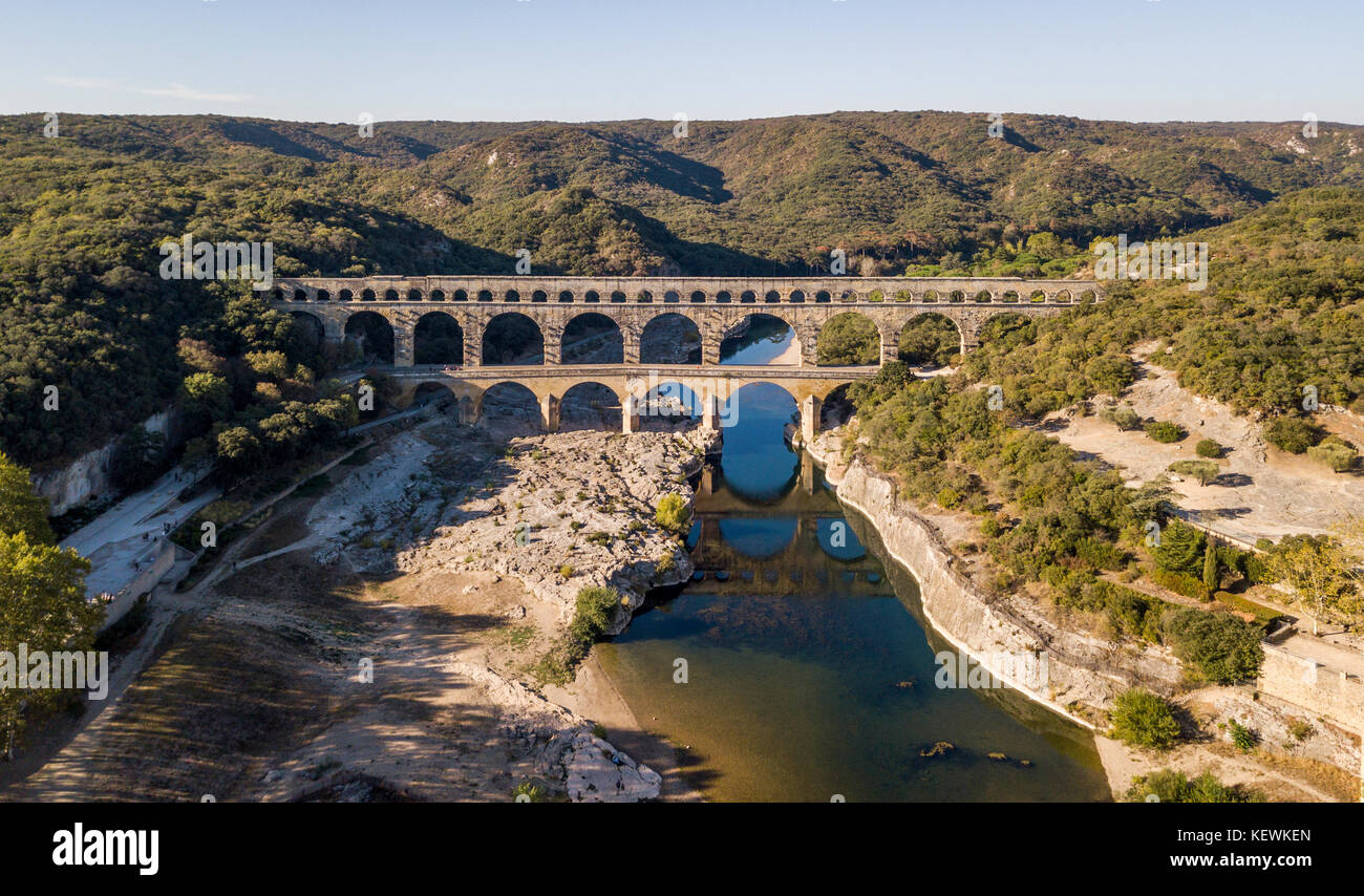 Vista aerea del Pont du Gard, un antico acquedotto romano che attraversa il fiume Gardon nel sud della Francia Foto Stock