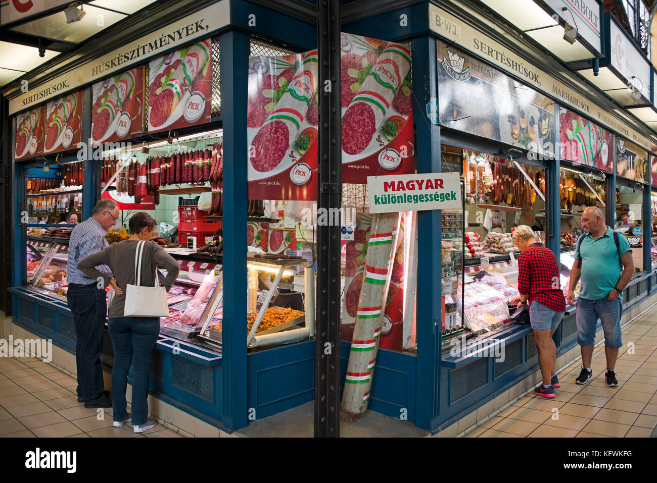 Vista orizzontale all'interno del grande mercato coperto di Budapest. Foto Stock