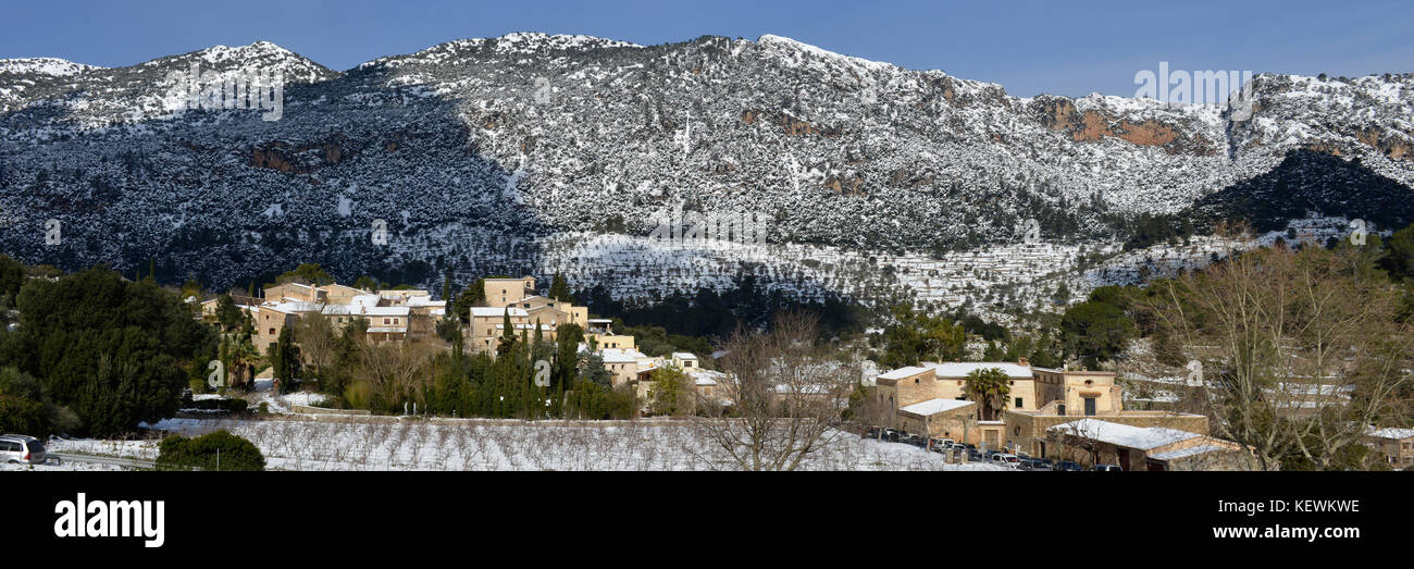 Spagna, Mallorca :Il tradizionale villaggio Orientare sul piede delle montagne Tramuntana dopo una delle rare nevicate Foto Stock