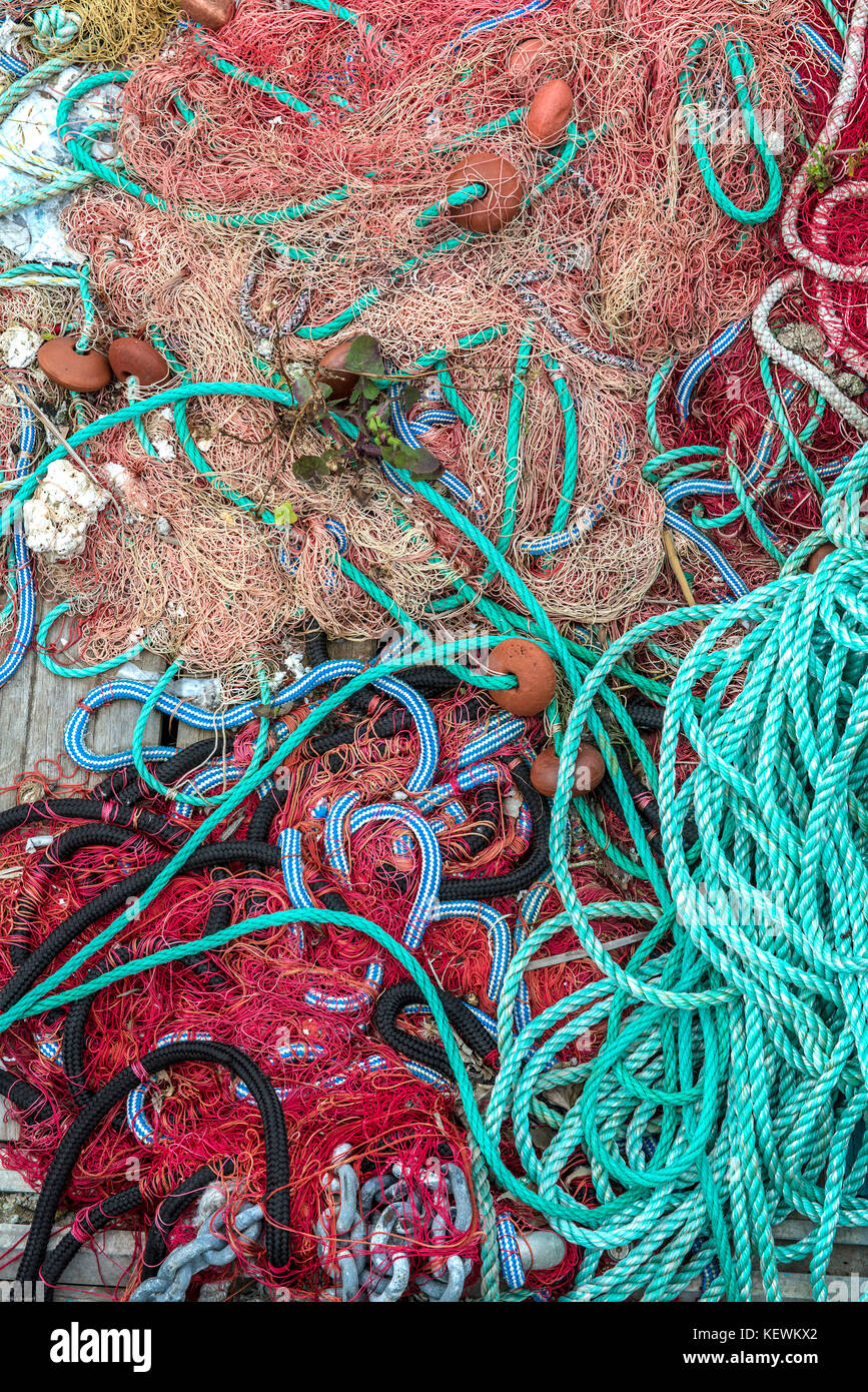 Close up di un fitto groviglio di reti da pesca e corde in un porto del Mediterraneo Foto Stock