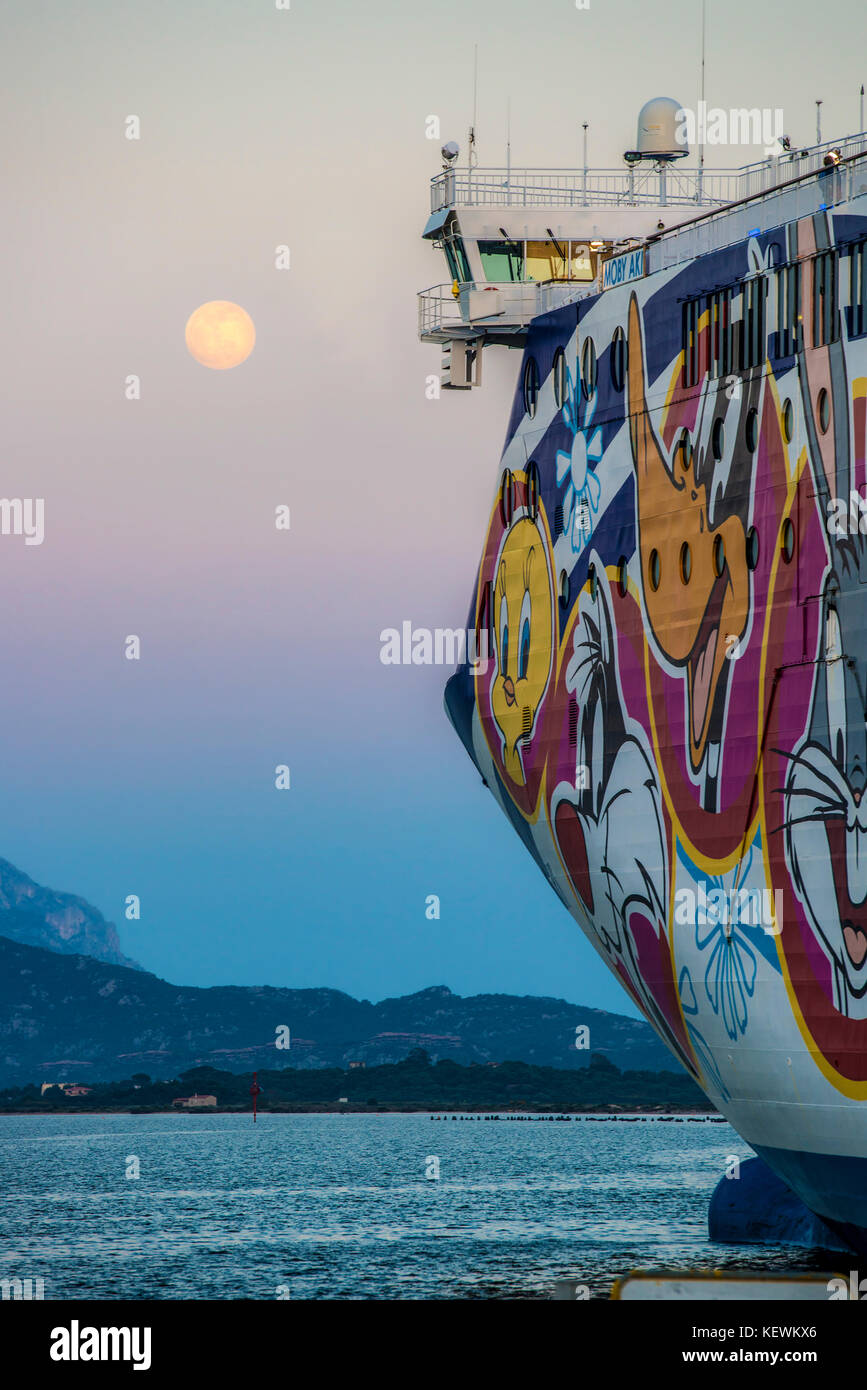 L'Italia, la Sardegna, la prua della nave traghetto mobi aki nel porto di Olbia con la luna piena Foto Stock