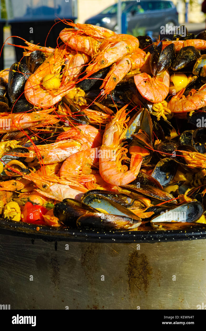 Preparati freschi tradizionale cucina spagnola - la paella con schrimps, gamberi e cozze sulla strada del mercato Foto Stock