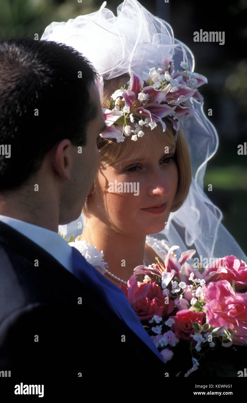 Sposa guardando infelice sul suo giorno di nozze Foto Stock