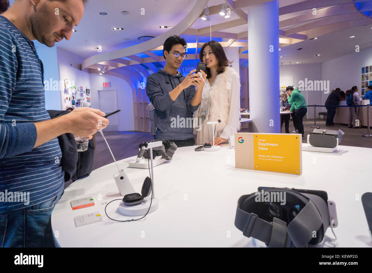 I visitatori di provare i nuovi pixel 2 smartphone e la daydream visualizzare la realtà virtuale auricolare in google memorizzare nel quartiere Flatiron di new york sul suo giorno di inaugurazione, giovedì, 19 ottobre 2017. Il negozio visualizza una varietà di prodotti provenienti da google oltre al nuovo smartphone di pixel e come un primo per google eccitato i consumatori saranno in grado di acquistare i loro prodotti google presso il negozio in contrapposizione al pop-up di essere solo una showroom. (© richard b. levine) Foto Stock